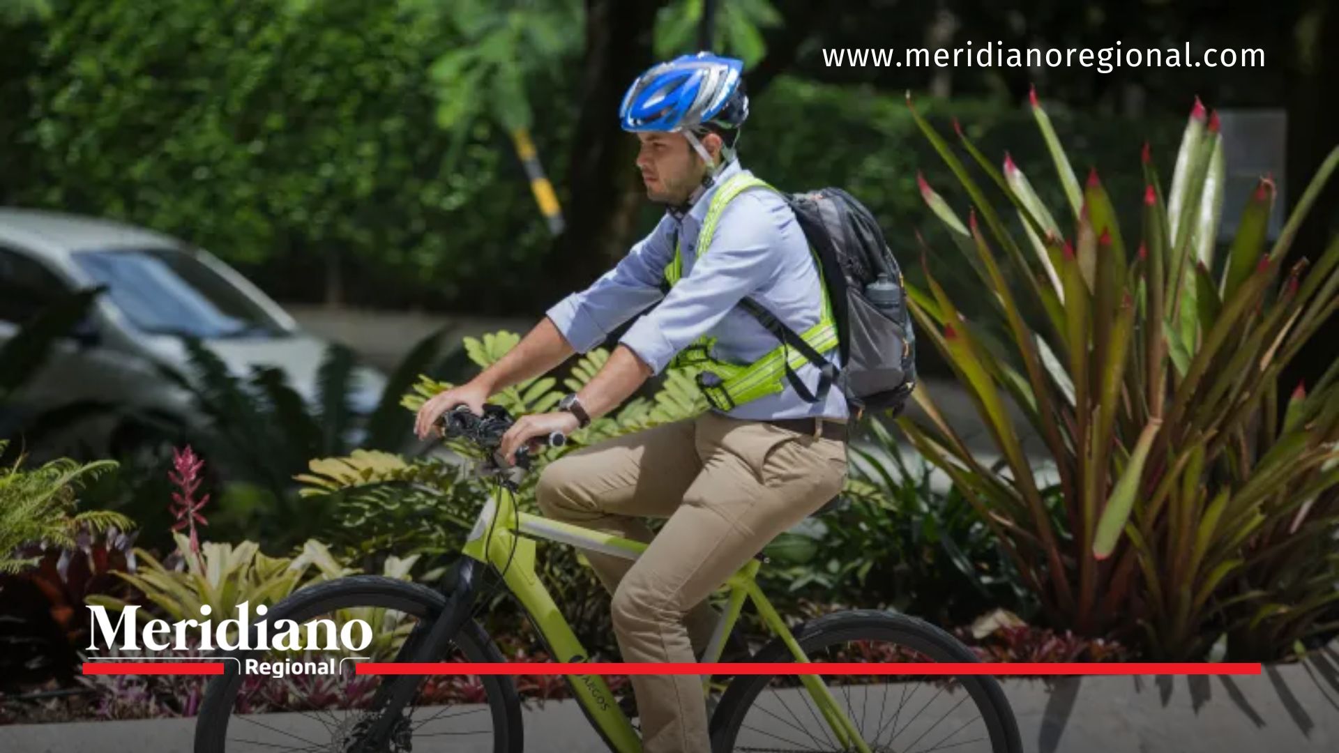 Un trabajador se moviliza en bicicleta, modalidad que dará acceso al nuevo beneficio que sustituirá al Día de la Familia desde julio de 2026.