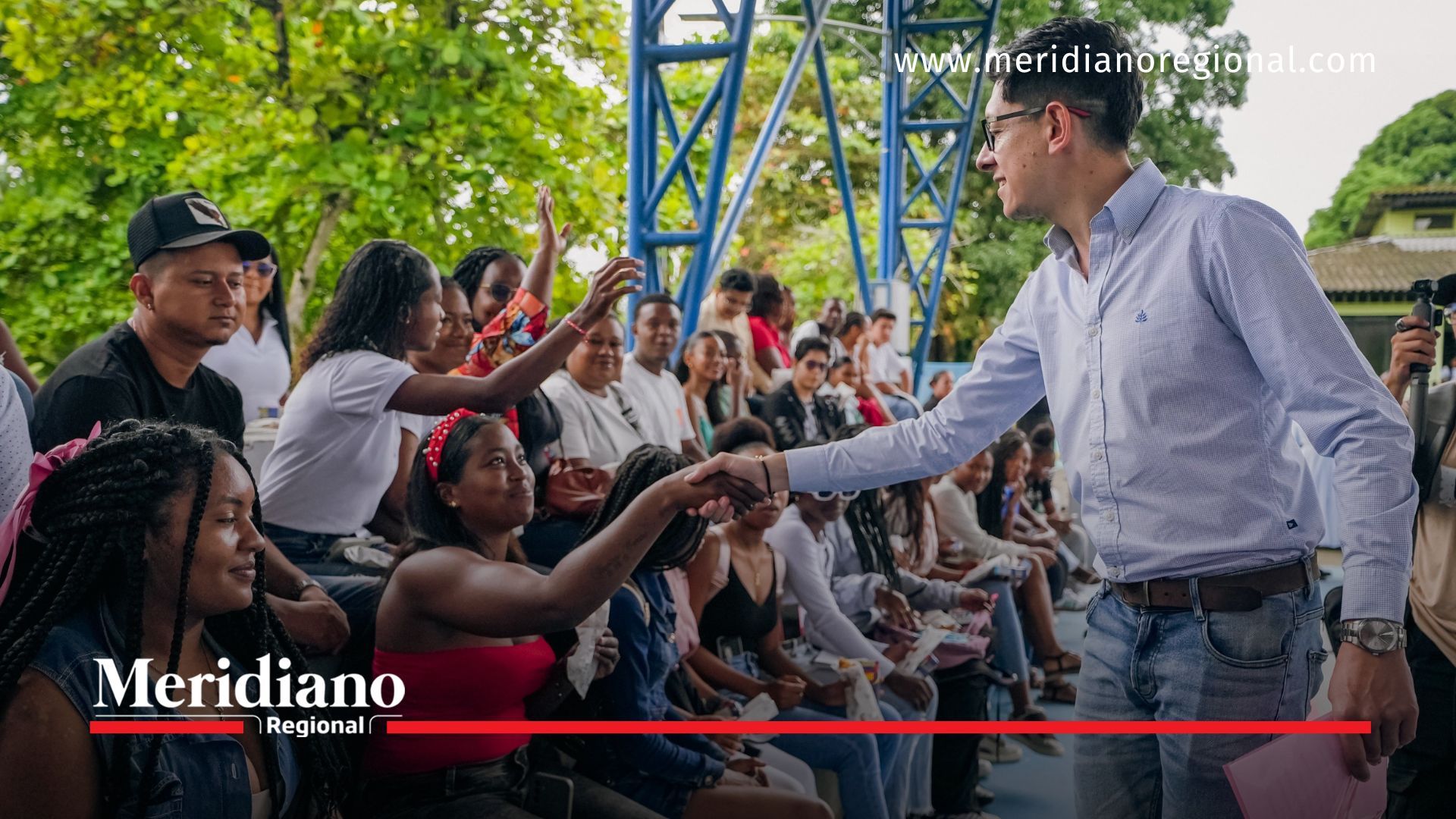 El Ministro de Educación saluda a estudiantes de Tumaco durante el anuncio oficial de recursos para la nueva sede de la Universidad de Nariño.