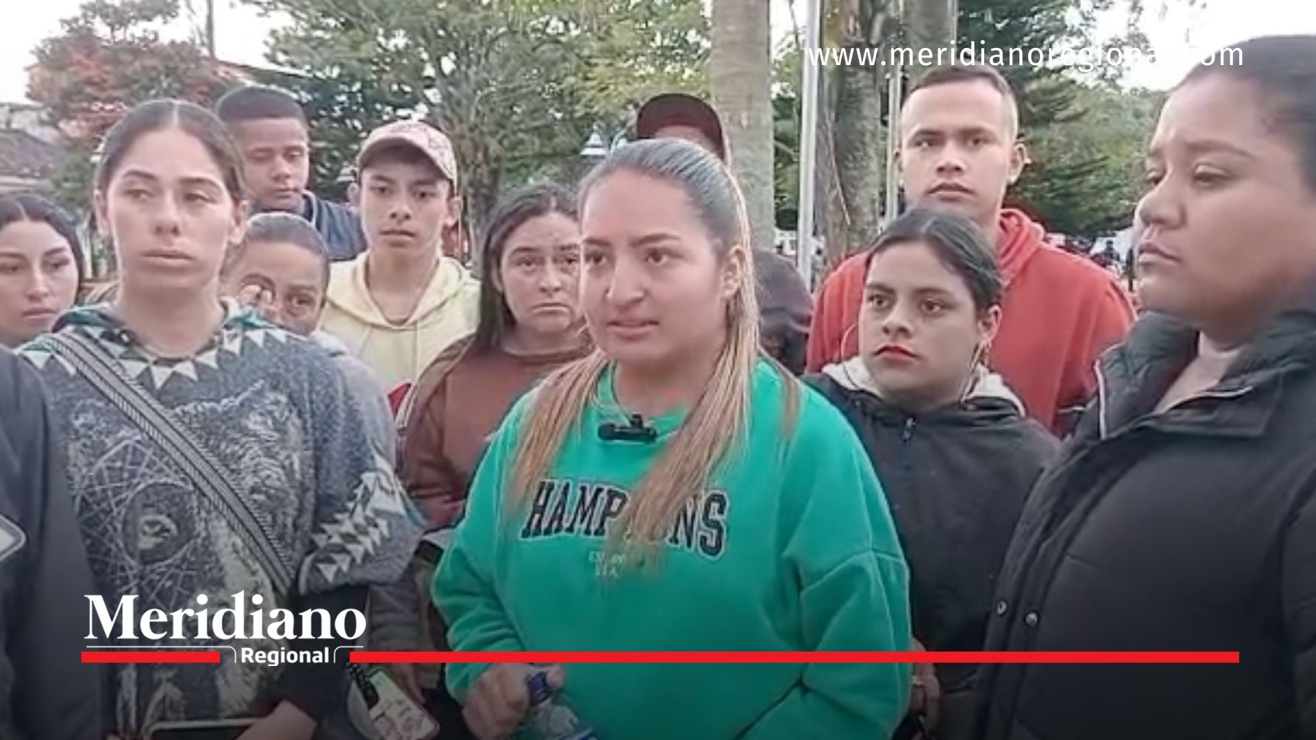 Imagen de líderes comunitarios de Tambo Cauca durante una declaración pública sobre los recientes hechos relacionados con el operativo de liberación de soldados del Ejército. En la fotografía se observa a una mujer de la comunidad explicando la difícil situación que viven, mientras es acompañada por otros habitantes.