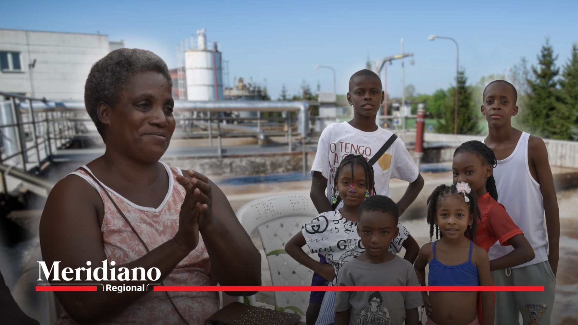 Mujeres y niños del barrio La Esperanza, en Guachené, muestran su alegría durante la socialización del proyecto de alcantarillado que transformará su calidad de vida.