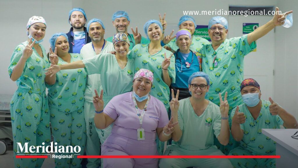 Niños y niñas del Cauca, madres, médicos y la gestora social María Victoria Guzmán durante la jornada de cirugías de labio fisurado y paladar hendido en Popayán