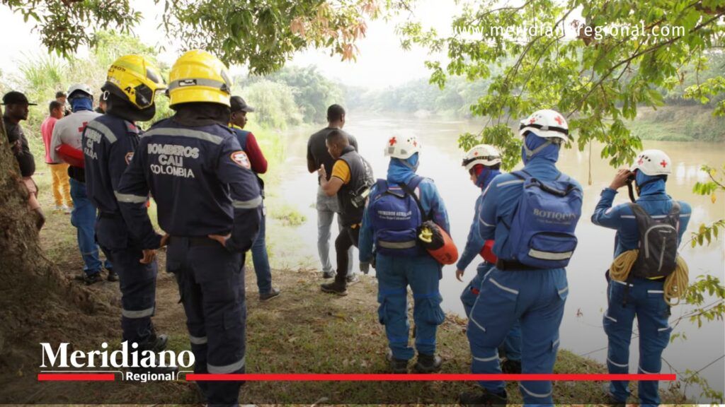 Operativo de rescate en el río Cauca - Meridiano Regional Rescatistas de la Cruz Roja Colombiana navegan el río Cauca en una lancha inflable durante la búsqueda de un niño desaparecido en Cali.