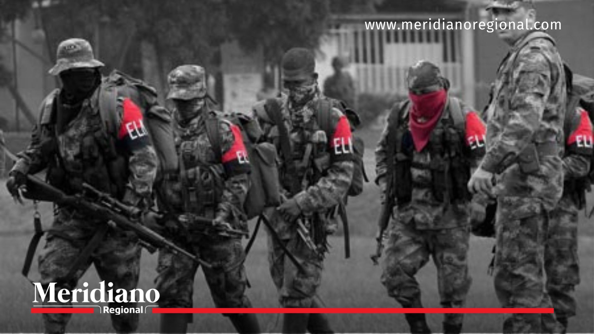 Guerrilleros del ELN, armados y con brazaletes rojos, imponen presencia en el suroccidente colombiano.