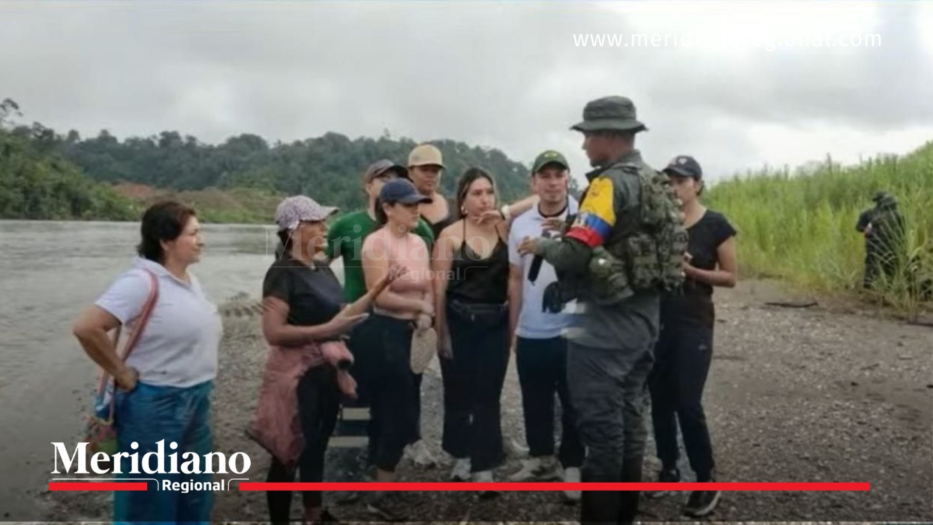 Funcionarios de la Gobernación del Cauca en el proceso de liberación, acompañados por el Ejército y el CICR.