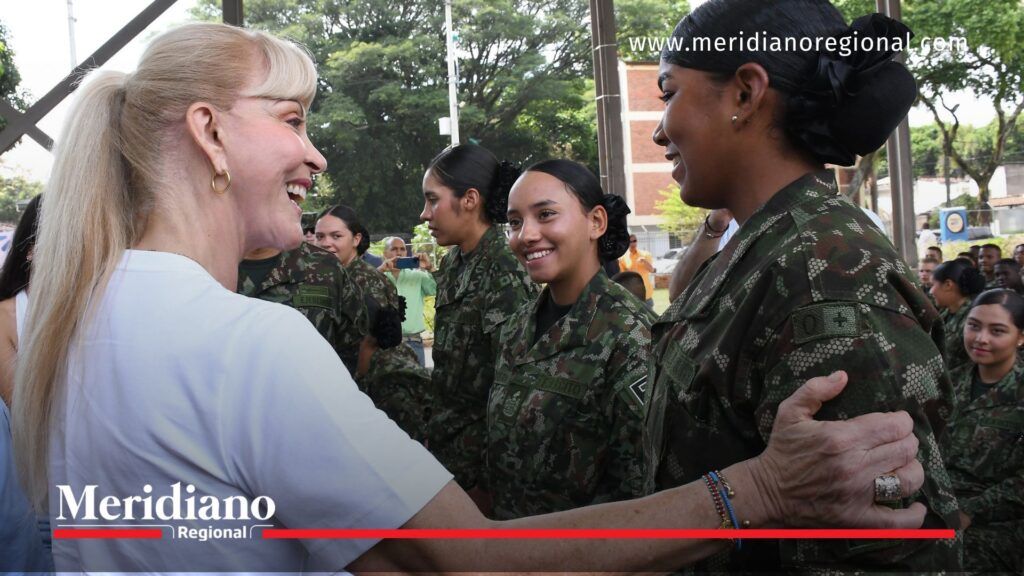 Fuerza Joven por el Valle con mujeres soldados en Cali - Meridiano Regional Dilian Francisca Toro saluda a mujeres soldados del programa Fuerza Joven por el Valle en Cali.