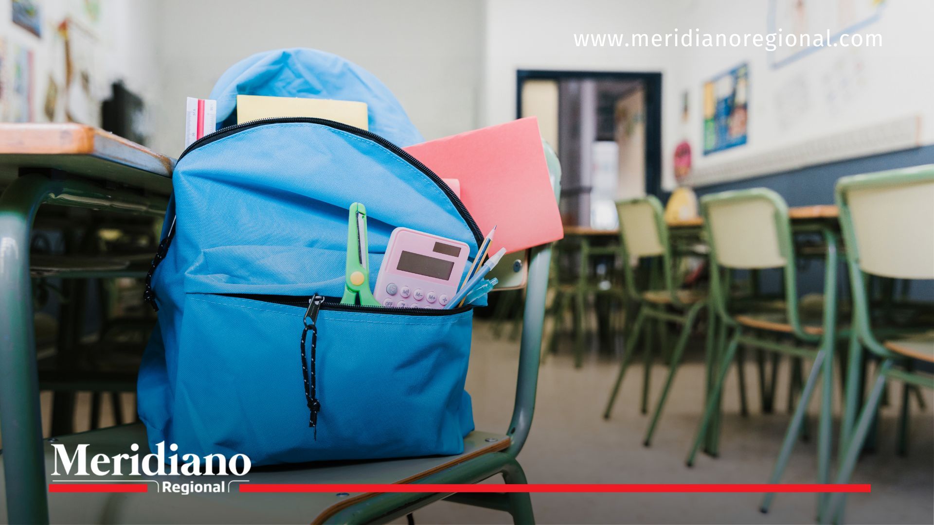 Una mochila escolar en un aula vacía ilustra el debate sobre el proyecto horario escolar que avanza en el Congreso.