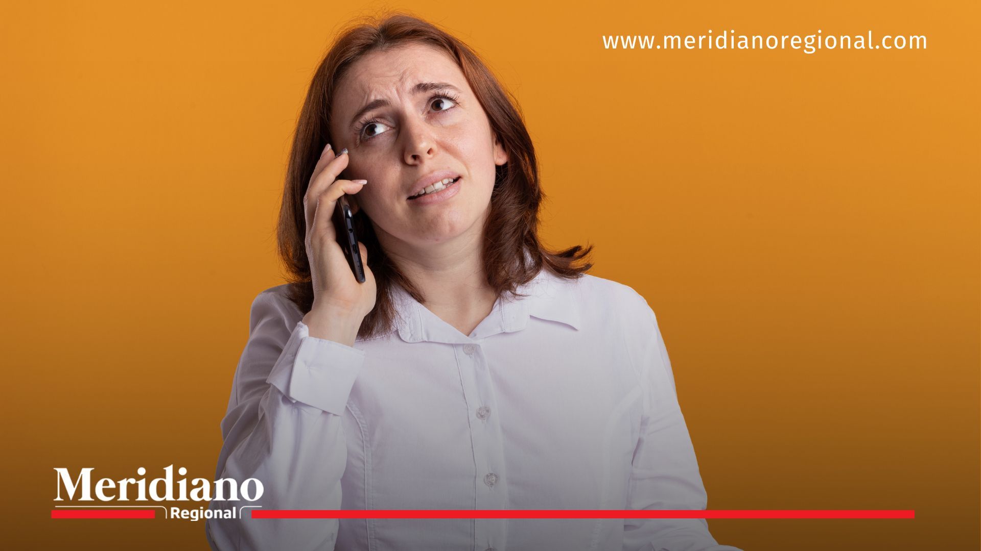 Una mujer muestra angustia al recibir una llamada sospechosa, posible caso de robocalling, nueva modalidad de estafa que crece en Colombia.