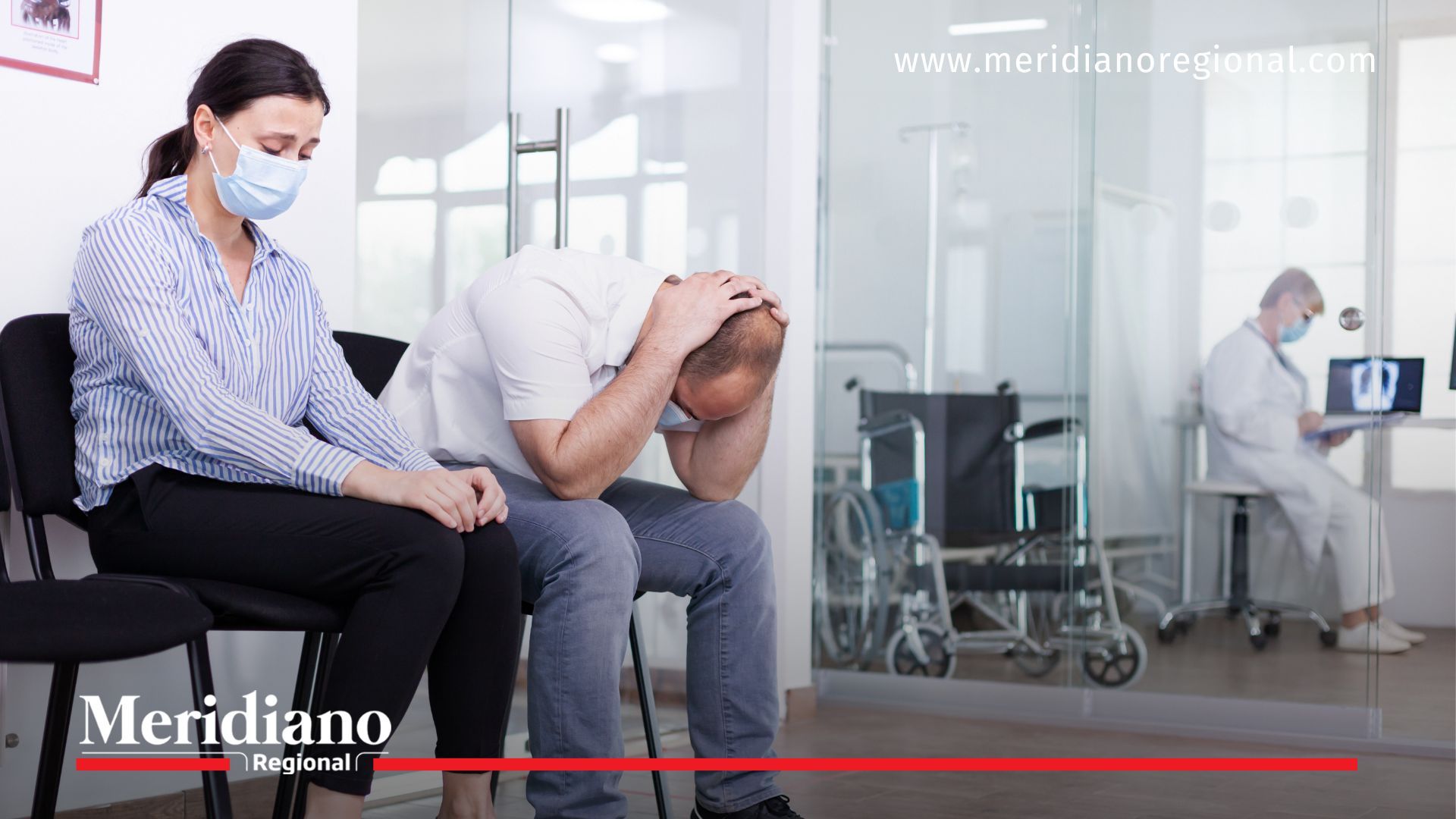 Una pareja expresa su angustia en una sala de espera hospitalaria, en medio de la crisis de salud mental que atraviesa Pasto por las deudas de las EPS.