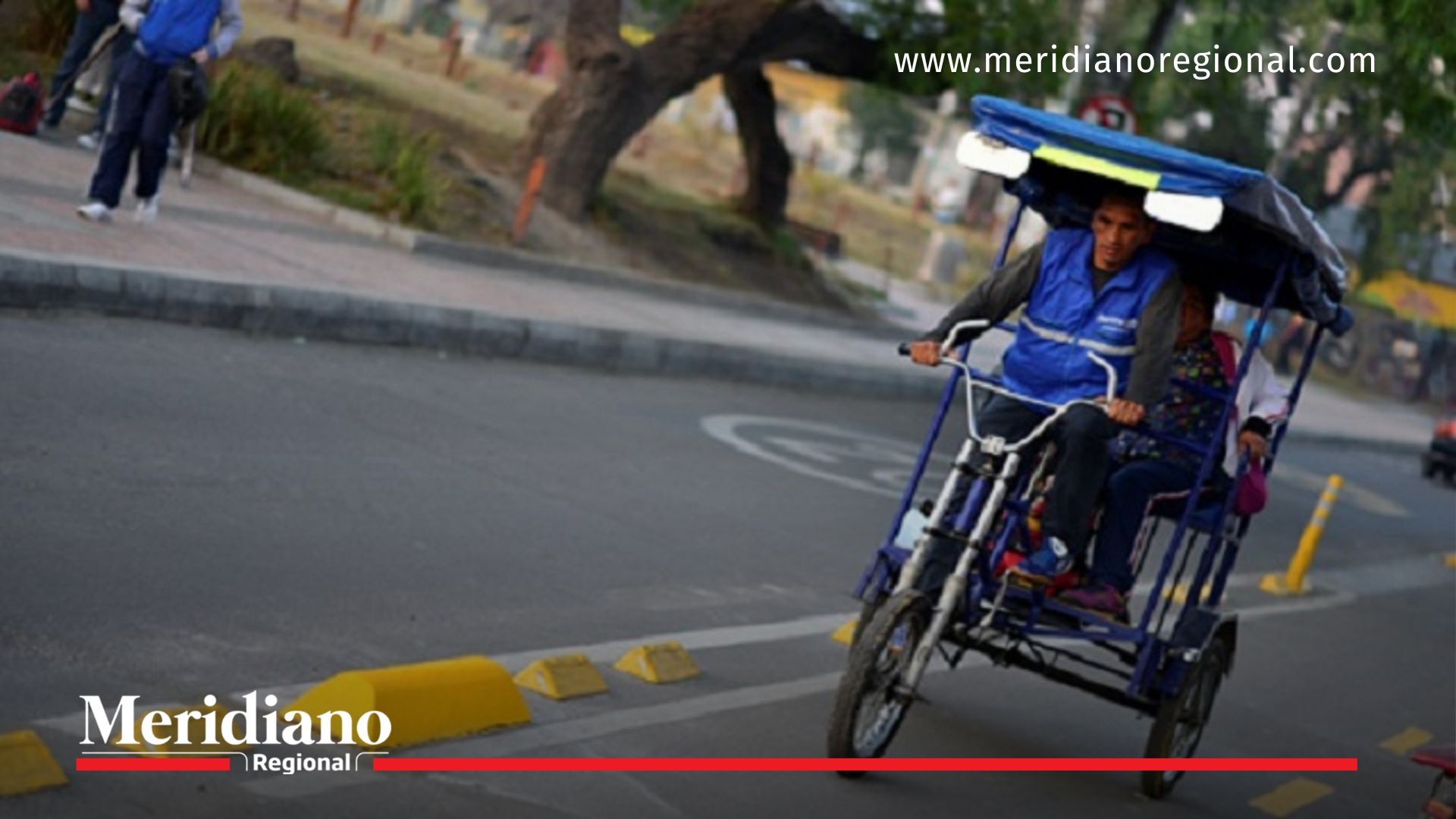 Bicitaxi en movimiento en una vía urbana de Bogotá, similar al que causó el accidente en Soacha.