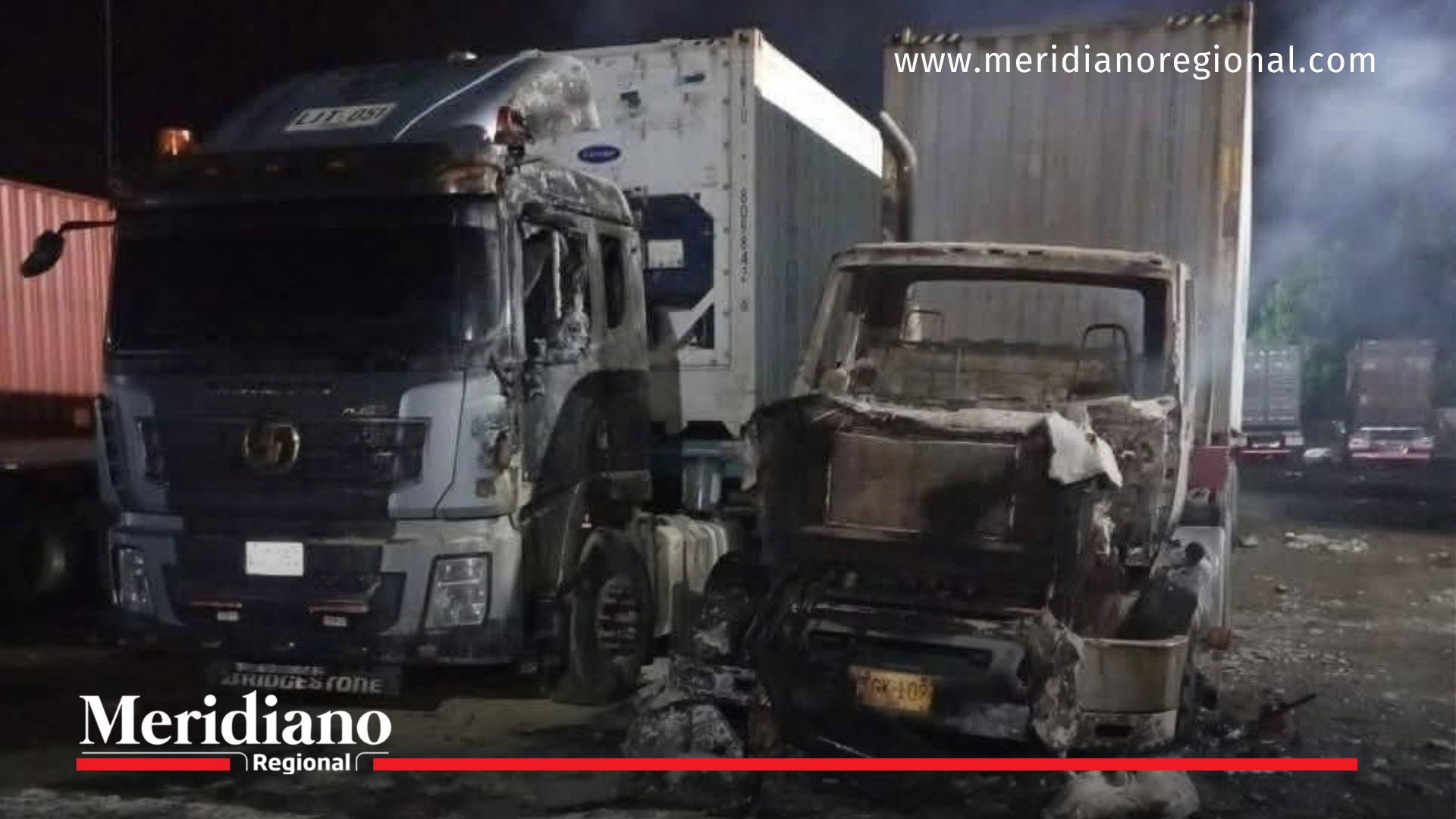 Una de las seis tractomulas incineradas durante el ataque en la vía Buga–Buenaventura, Valle del Cauca.