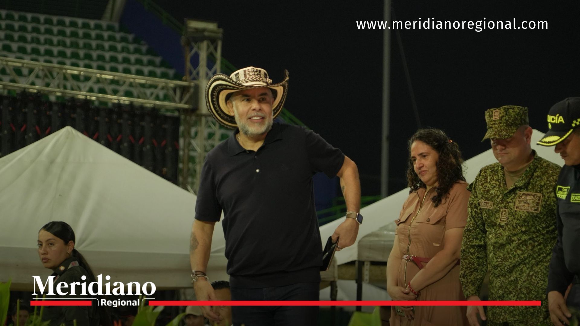 El ministro del Interior, Armando Benedetti, durante su visita a Sincelejo, donde compartió su historia personal y motivó a los jóvenes a participar en política.