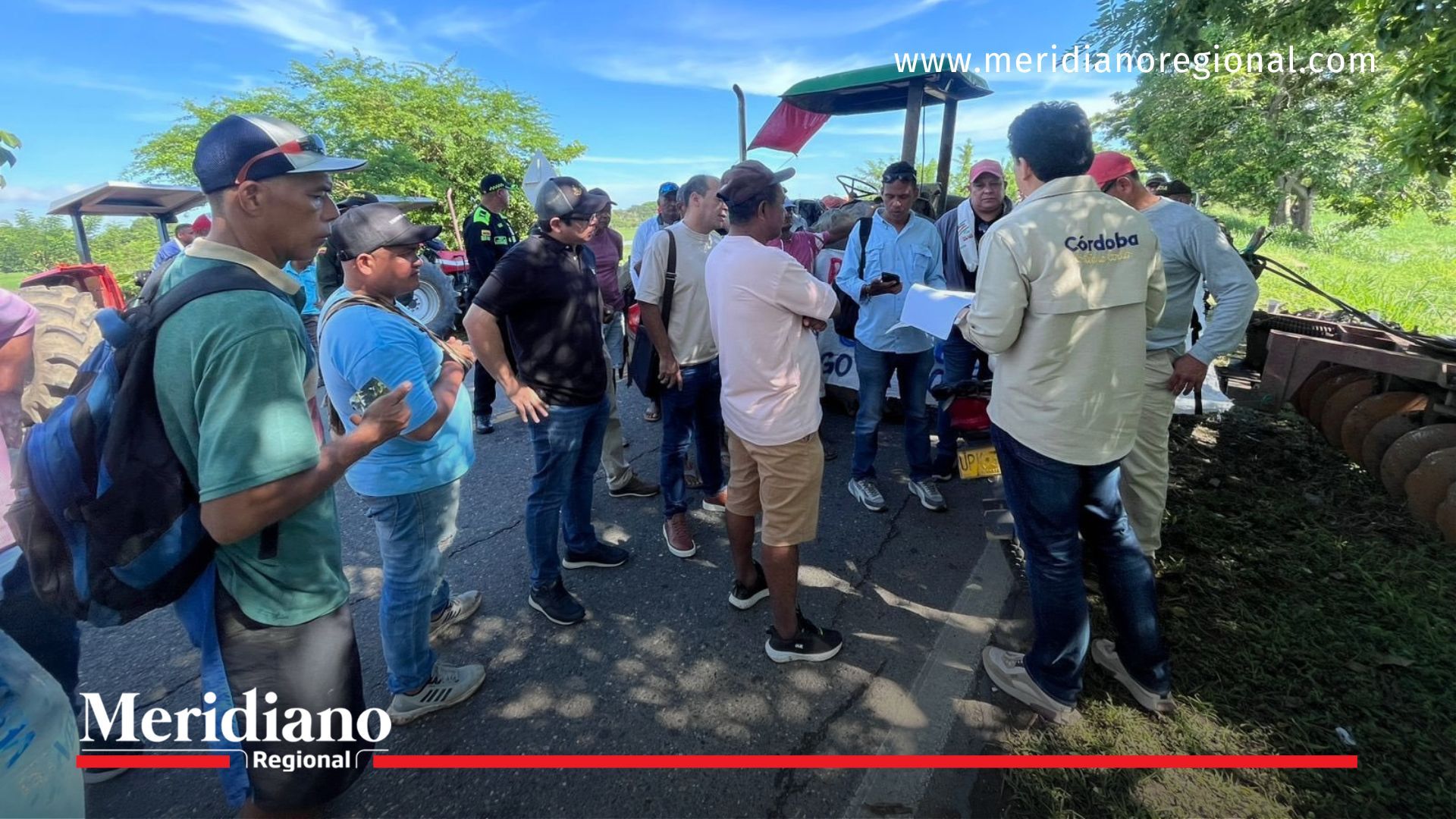 Líderes arroceros se concentran en vía rural durante jornada de bloqueos tras fallida reunión con el Gobierno.