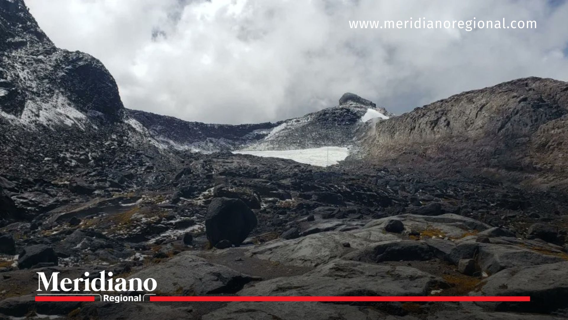 Nevado Santa Isabel con deshielo, glaciar en retroceso por cambio climático en Colombia