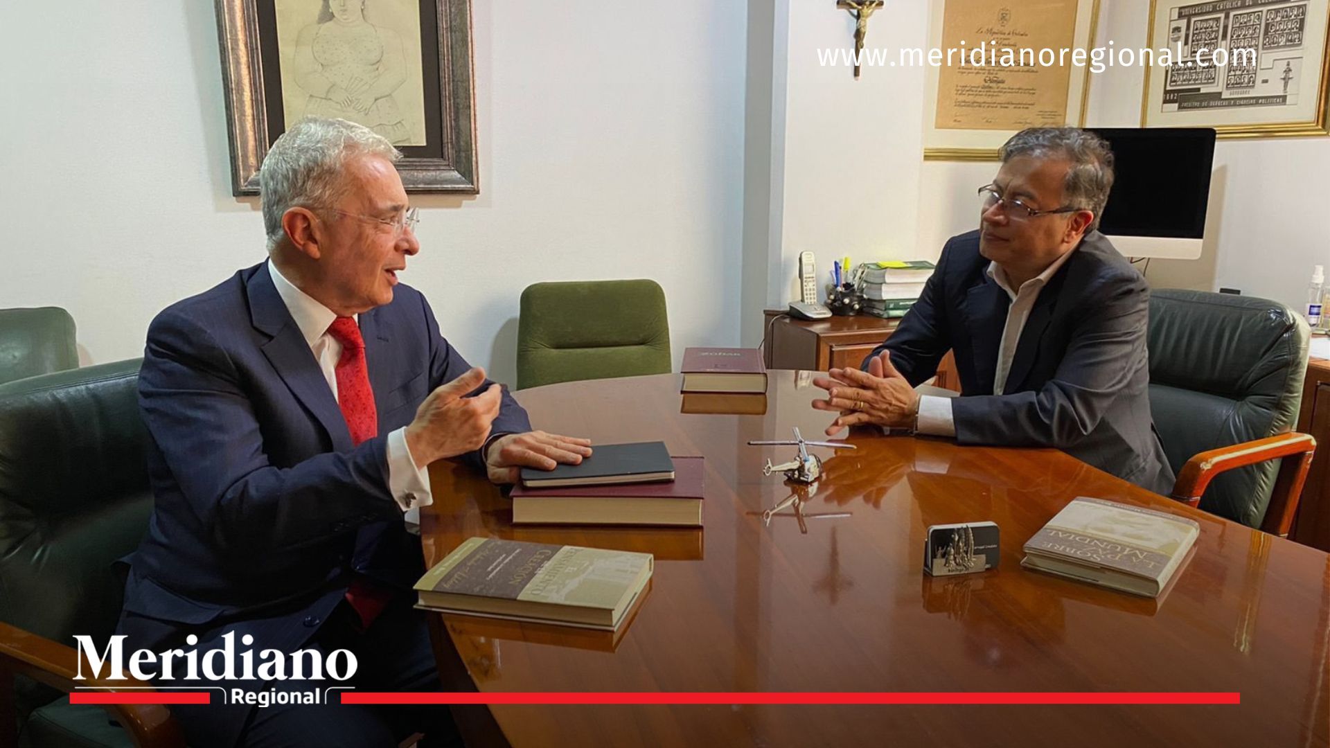 Álvaro Uribe y Gustavo Petro dialogan antes de que el actual presidente asumiera el cargo e iniciara el juicio contra el expresidente.