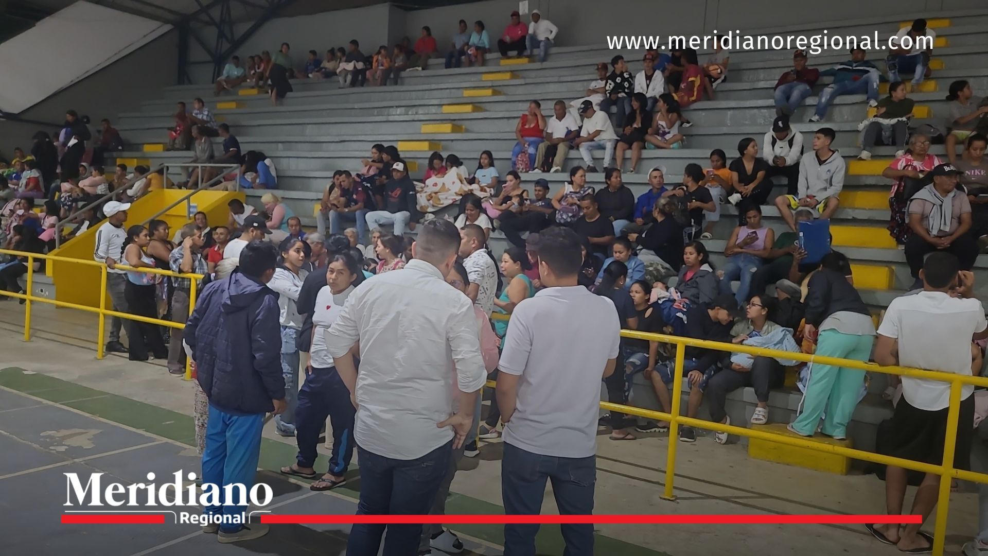 Al menos 320 personas desplazadas por la violencia en Jamundí reciben atención en el coliseo Alfaguara.