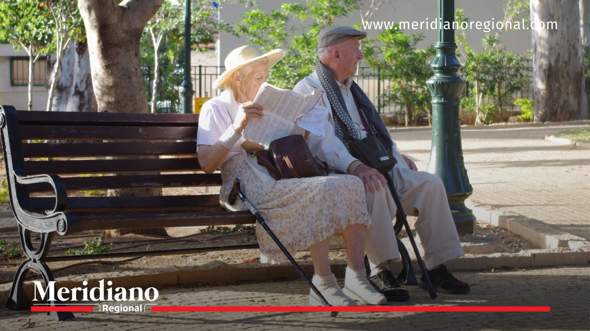 Una pareja de adultos mayores disfruta de su retiro en un parque colombiano, reflejo del creciente atractivo de Colombia como destino para jubilados.