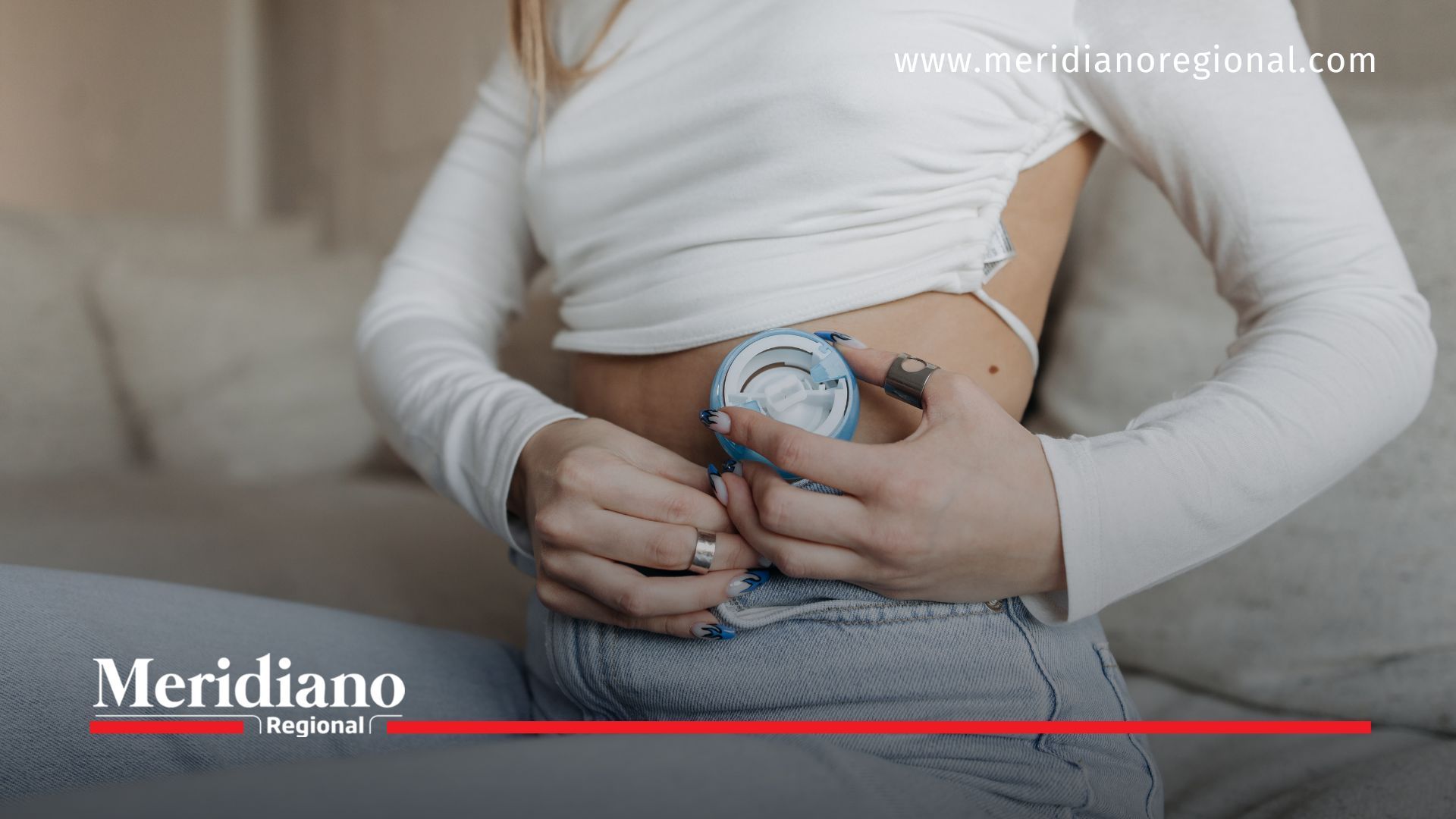 Una mujer se aplica insulina, en medio de la creciente preocupación por el desabastecimiento de este medicamento vital en Colombia.