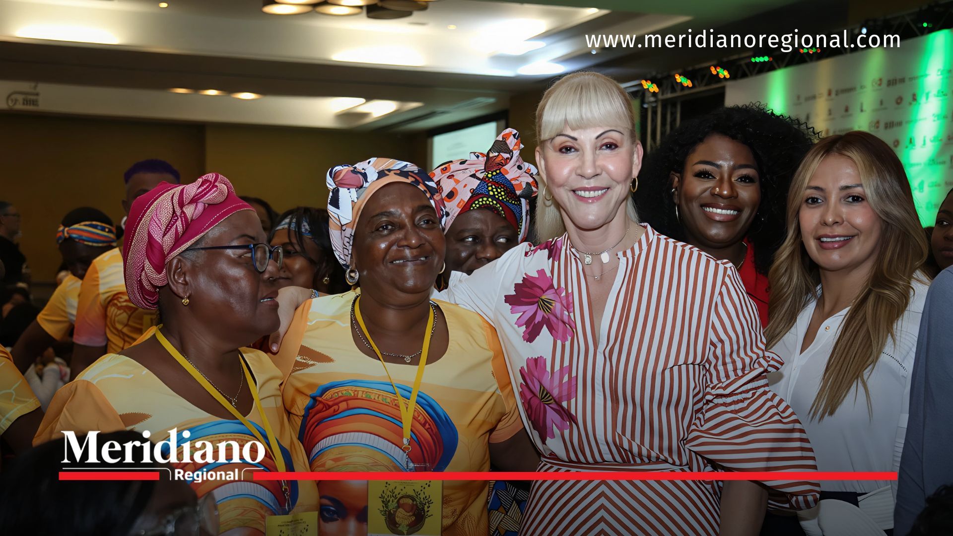 Dilian Francisca Toro con parteras en la Cumbre Mundial de Parteras en Cali