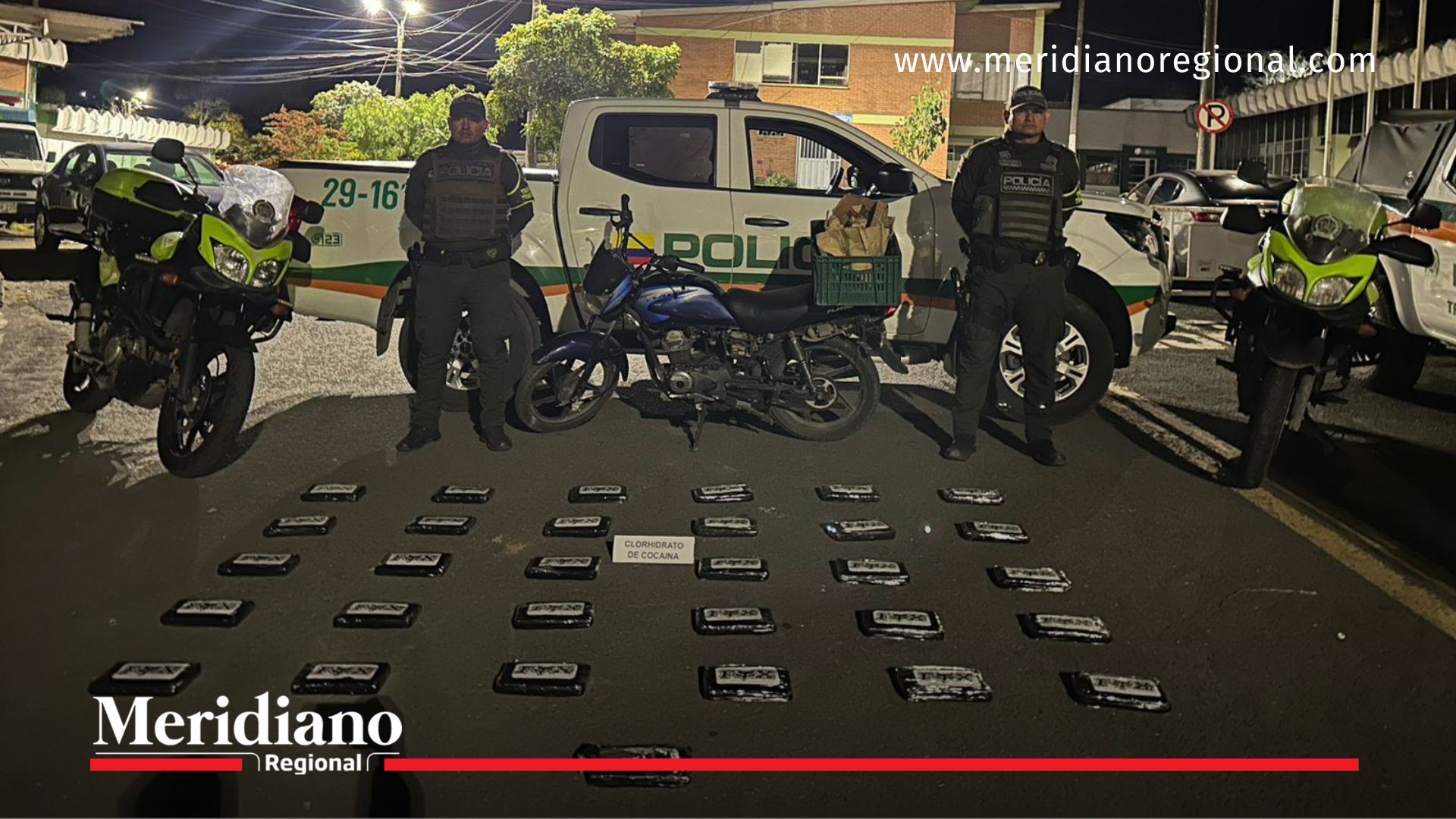 Uniformados de la Policía de Nariño junto al cargamento de clorhidrato de cocaína incautado y la motocicleta usada para el transporte ilegal.