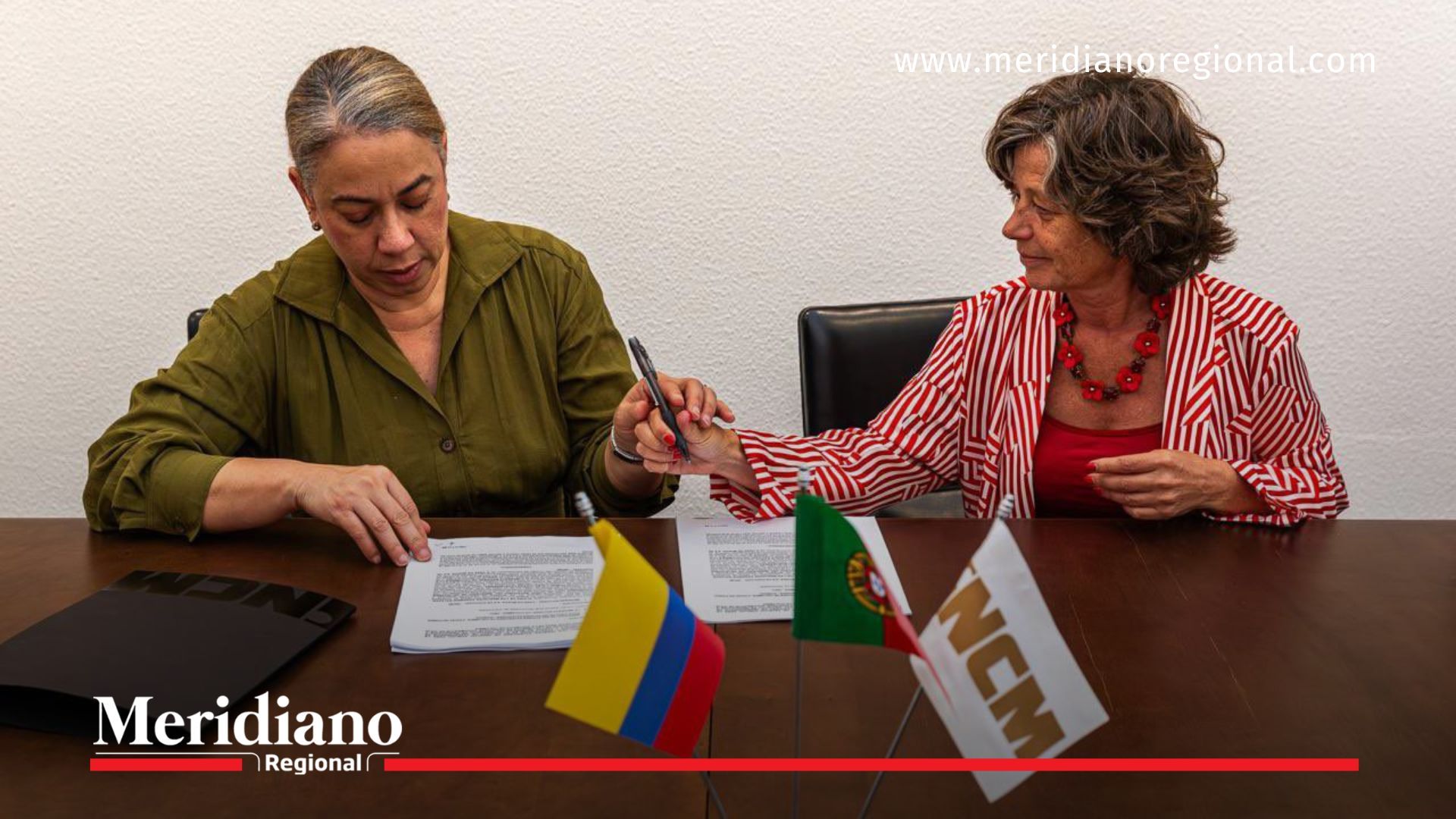 Funcionarias de Colombia y Portugal firman el acuerdo que da paso al nuevo modelo de pasaportes en Colombia, con transferencia tecnológica.