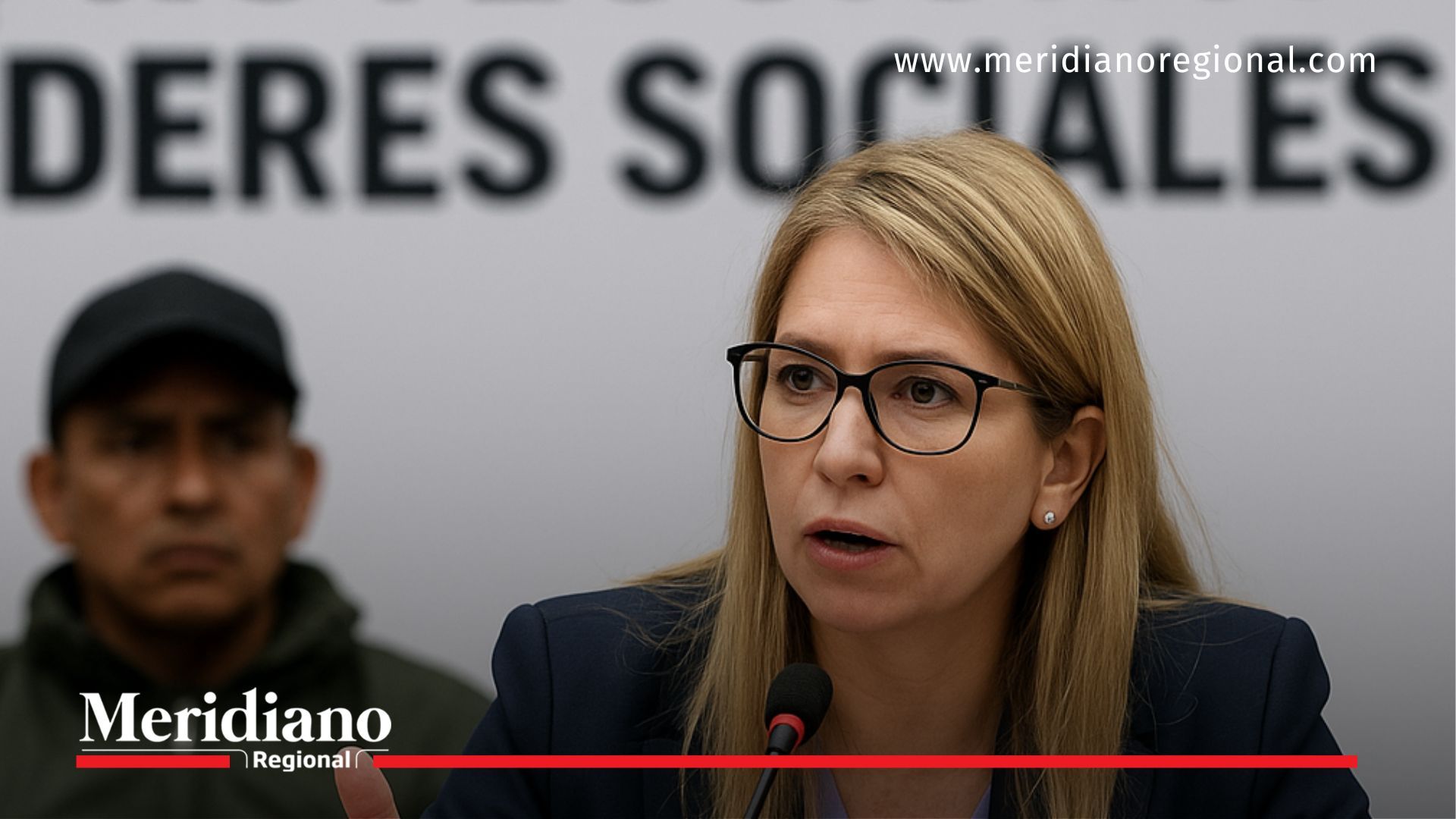 La imagen representa a una defensora de derechos humanos bajo medidas de seguridad en zonas rurales, donde la protección estatal es limitada.