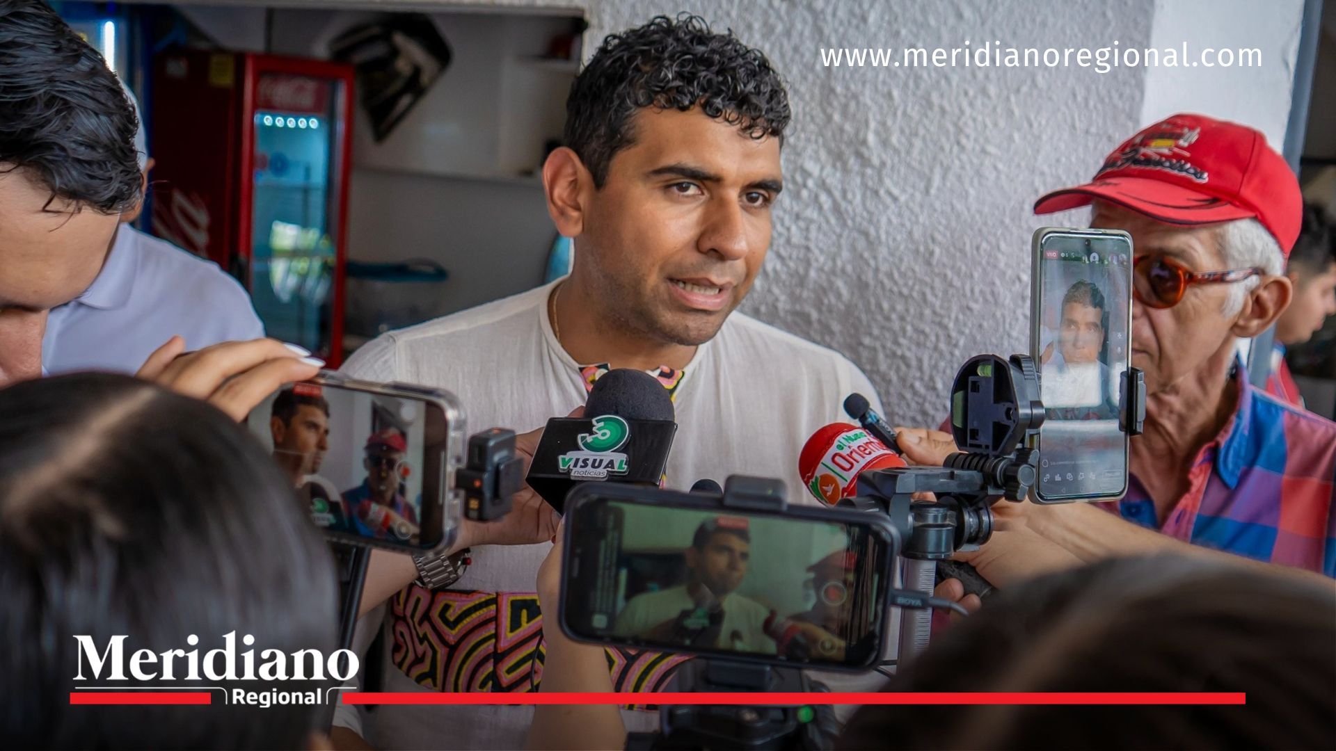 El congresista David Racero durante atención a medios. Enfrenta un proceso por presunta intervención indebida en el SENA.