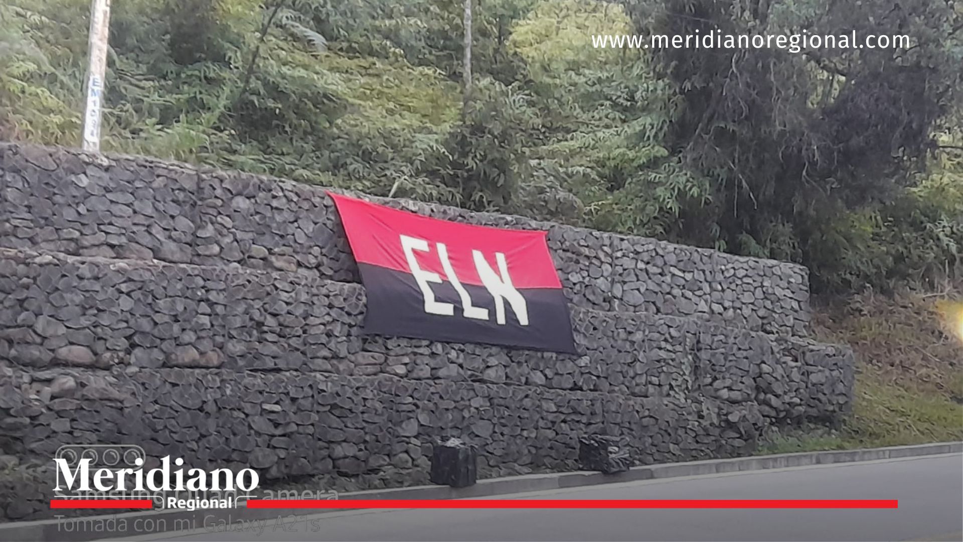 Bandera del ELN colgada en una vía del Cauca durante su aniversario 61.