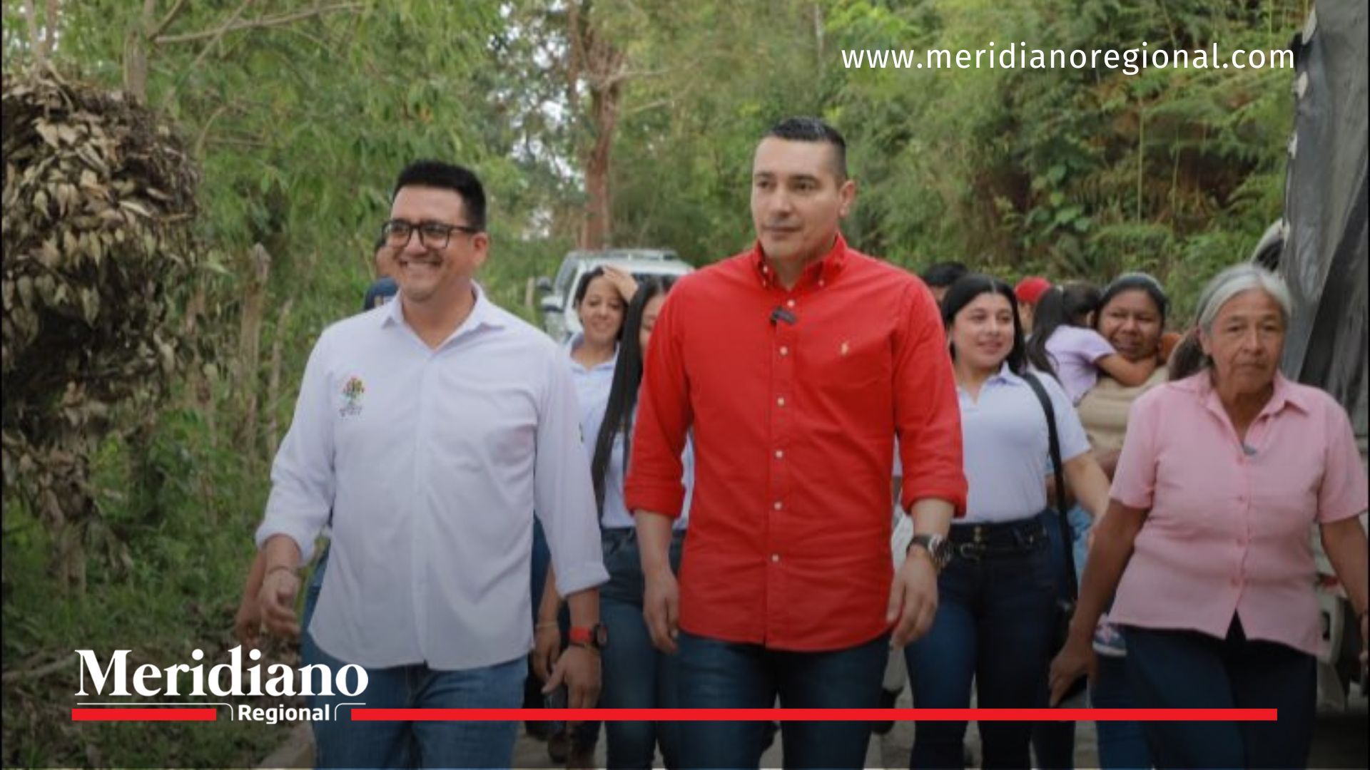 El gobernador del Cauca, Octavio Guzmán, junto al secretario de Infraestructura y habitantes de las veredas de Santa Bárbara, recorren uno de los tramos mejorados con el programa Vías para la Vida, que transforma trochas en caminos seguros en zona rural de Popayán.