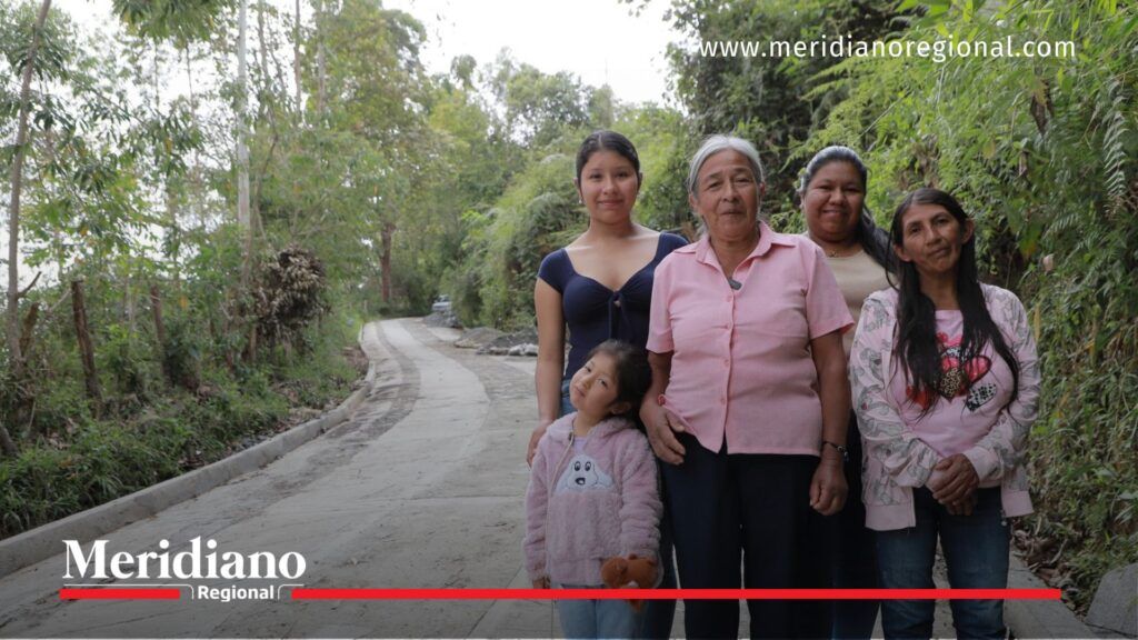 comunidad de Santa Bárbara por una vía rural recién mejorada. La imagen refleja cercanía y transformación territorial.