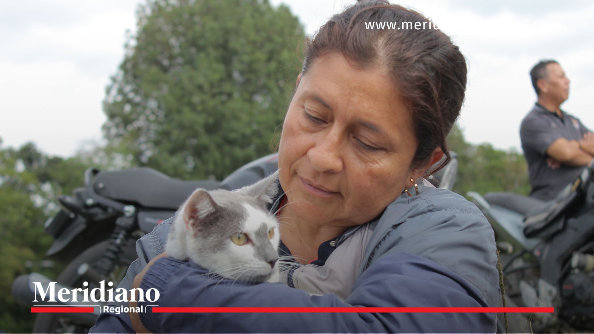 Una habitante de Popayán sostiene con cariño a su mascota tras participar en la jornada de esterilización gratuita liderada por la Alcaldía.