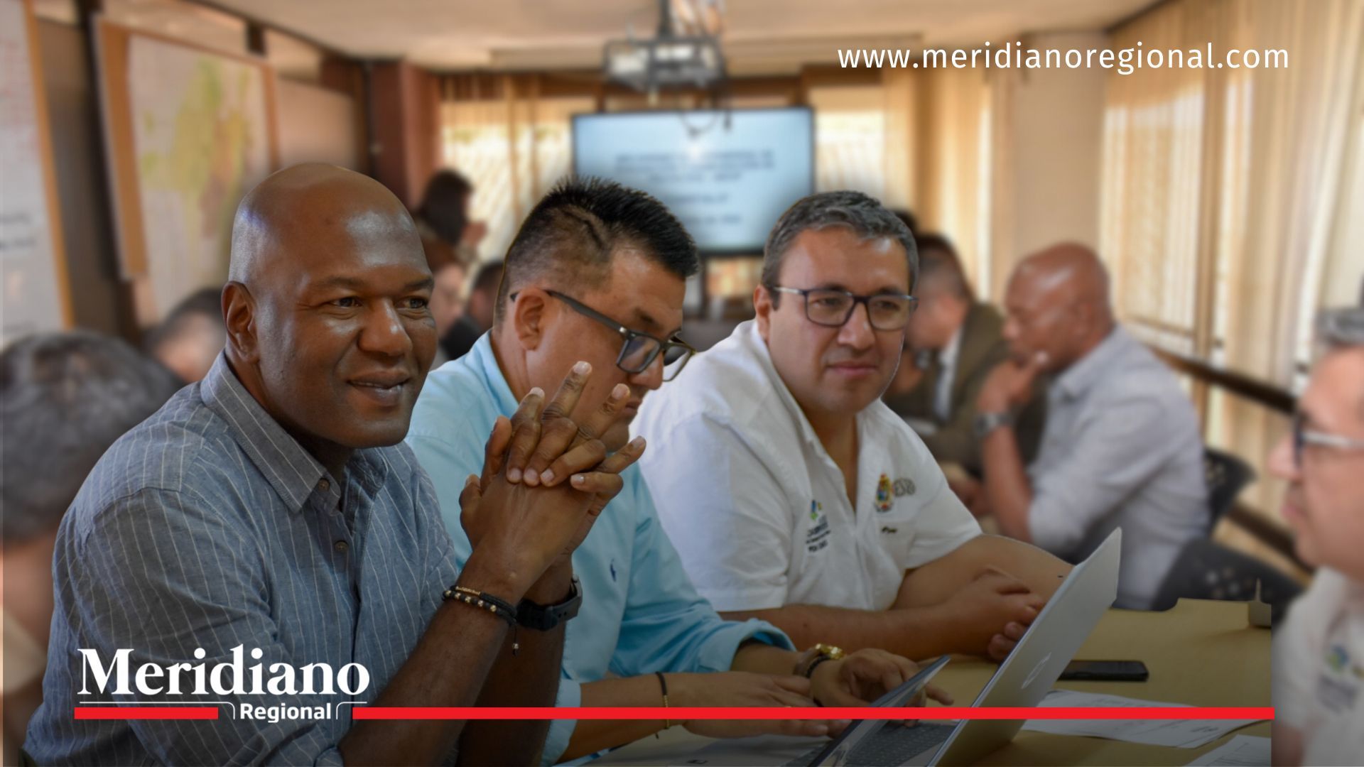 Milton Arcenio Zapata Díaz, gerente de EMCASERVICIOS, junto a funcionarios de la Gobernación del Cauca, en la sesión del Comité Técnico No. 27.