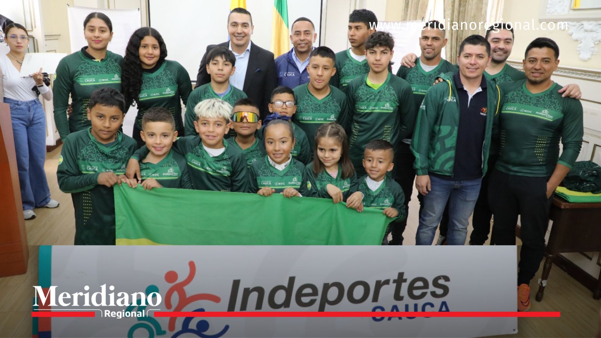 60 ciclistas caucanos recibieron la bandera del departamento y su implementación deportiva de manos del gobernador Octavio Guzmán y el gerente de Indeportes Cauca.