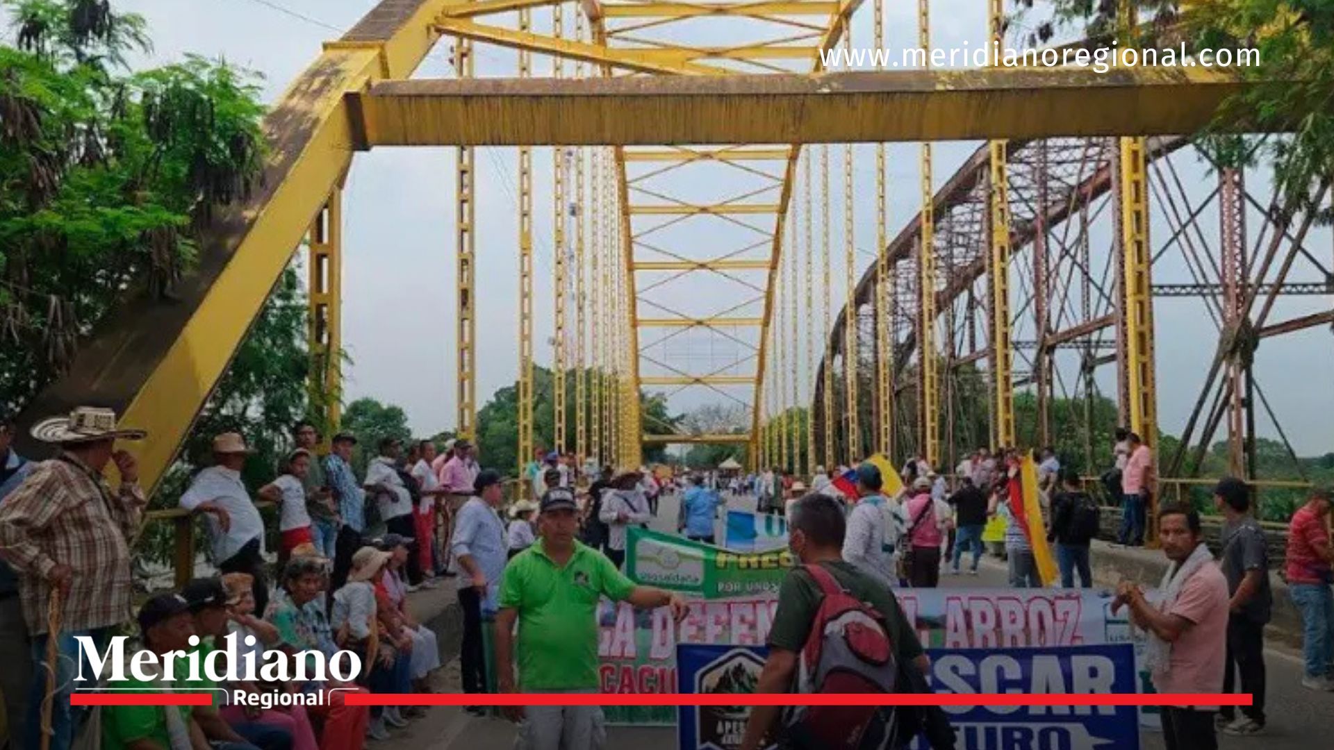Productores de arroz bloquean el puente en Puerto López, Meta, como parte del paro nacional por incumplimientos del Gobierno.