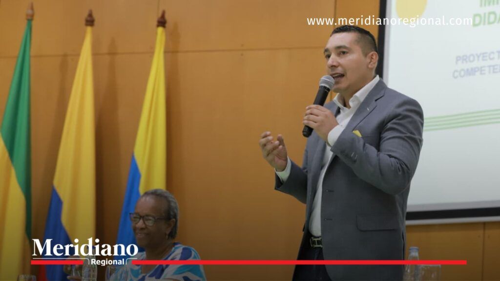 Gobernador Octavio Guzmán junto a comunidad educativa explicando la estrategia Aulas STEAM Cauca