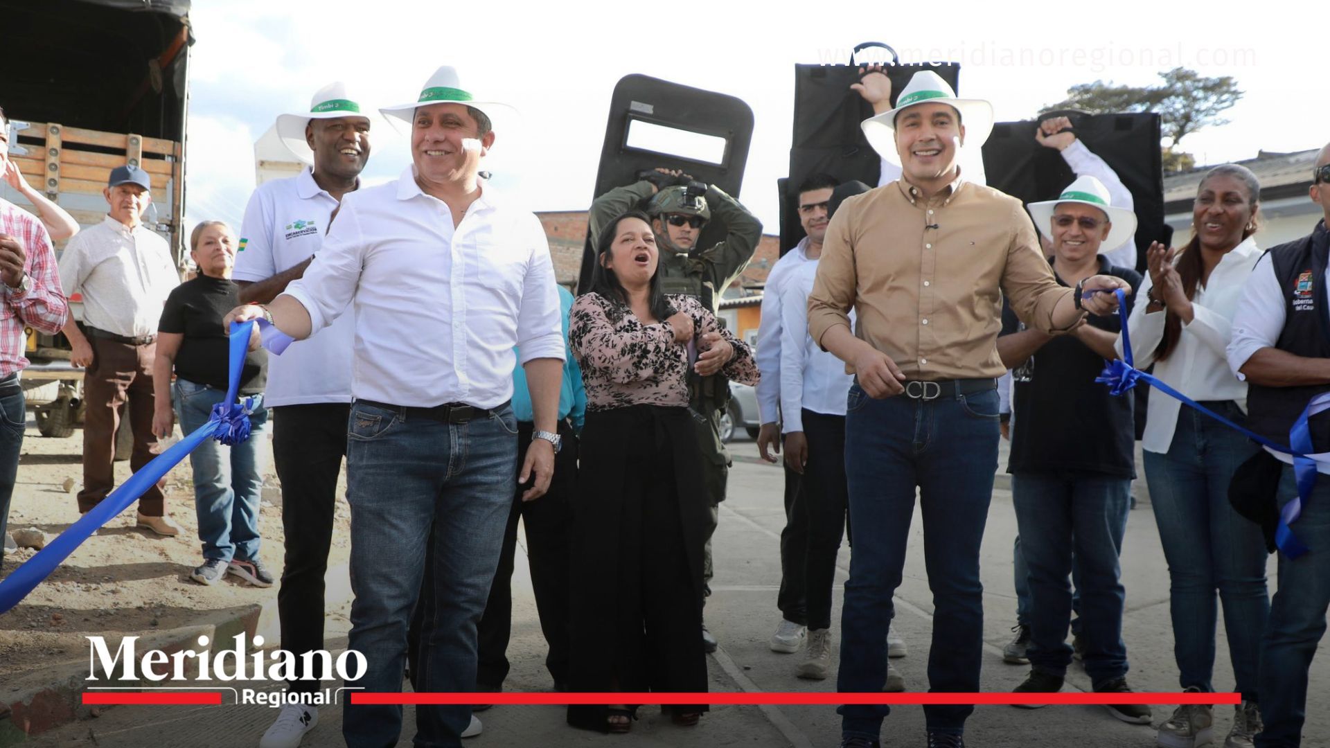  El gobernador Octavio Guzmán, junto al alcalde de Timbío Alejandro Muñoz, la concejal Gladys Sarria y el gerente de EMCASERVICIOS Milton Zapata, durante la inauguración de la obra.
