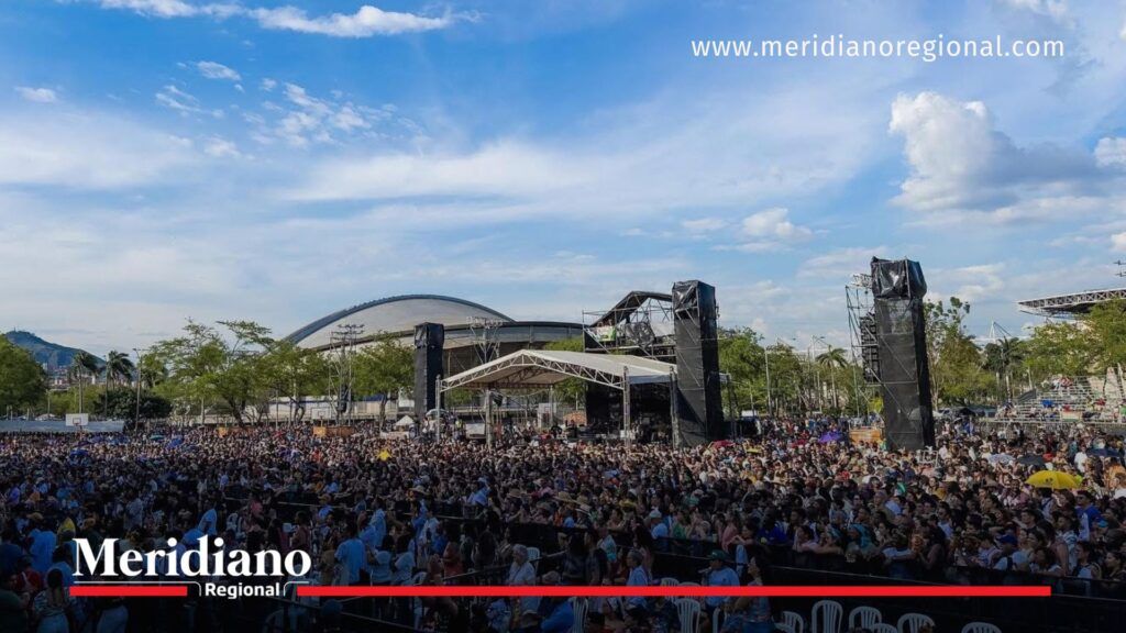 Multitud en el Día del Cauca durante el Petronio Álvarez 2025 - Meridiano Regional Vista panorámica de una multitud asistiendo a un concierto en el Día del Cauca, parte del Festival Petronio Álvarez 2025, en Cali.