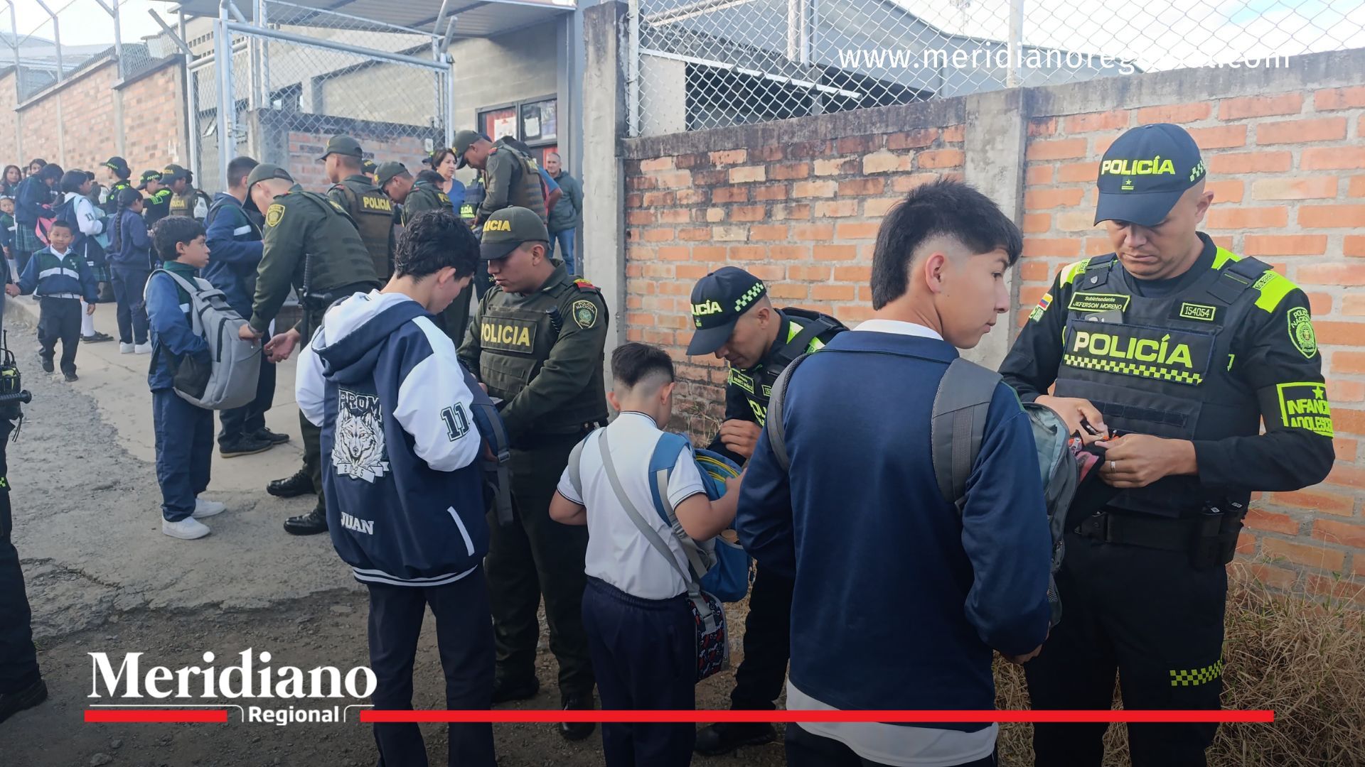 Policías revisan maletas de estudiantes como parte de la jornada de control escolar en la Institución Educativa Carlos M. Simmons, Popayán.