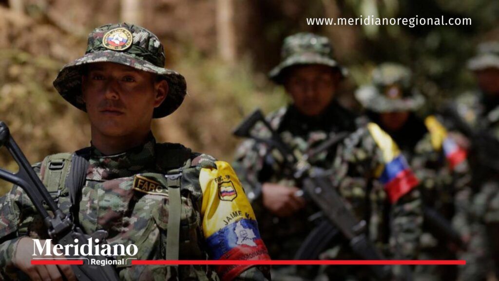 Integrantes armados de la estructura Jaime Martínez, disidencias de las Farc, portando uniforme de camuflaje, fusiles y brazaletes distintivos en zona rural del Cauca.