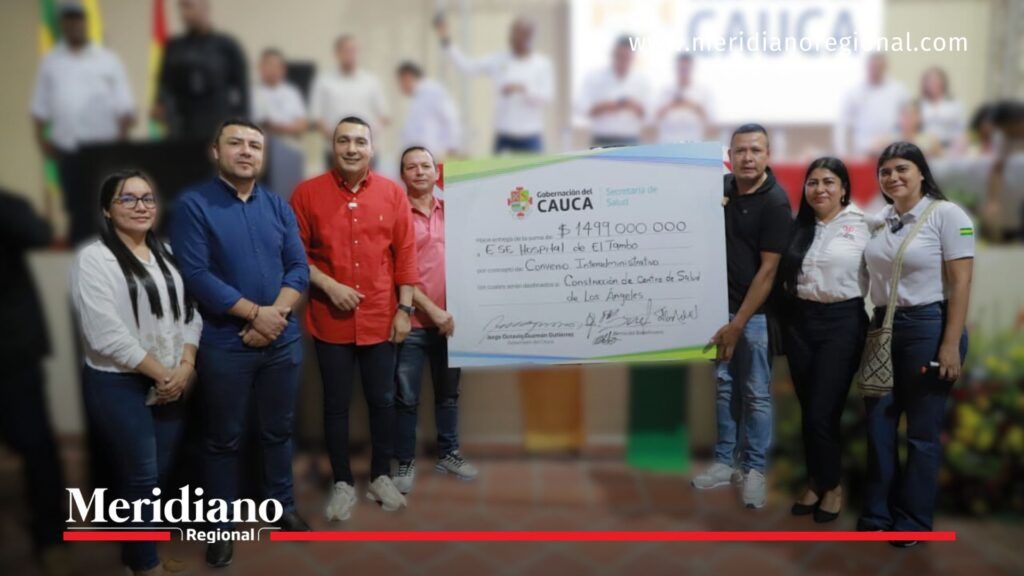 El gobernador del Cauca, Octavio Guzmán, junto a la secretaria de Salud, Carolina Camargo, entrega un cheque por  alt=