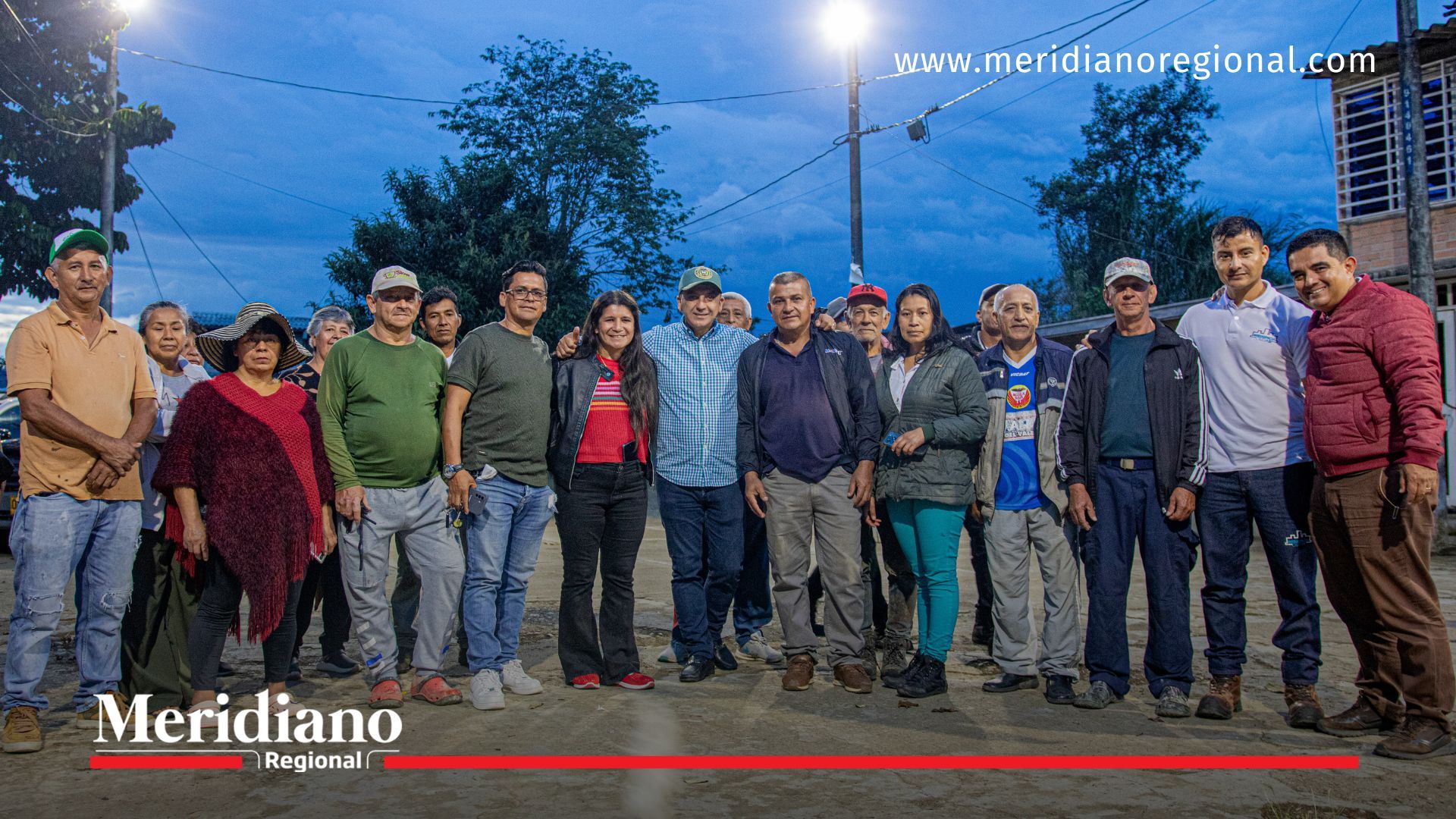 El Alcalde Juan Carlos Muñoz junto a la comunidad durante la entrega de nuevas luminarias, en el marco del Plan de Expansión 2025 del alumbrado público Popayán, que ya alcanza un 37% de ejecución.