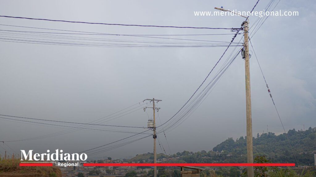 Alumbrado público Popayán: nuevas luminarias en zonas urbanas y rurales - Meridiano Regional Postes con nuevas luminarias del alumbrado público Popayán instaladas en barrios y veredas para fortalecer la seguridad ciudadana.