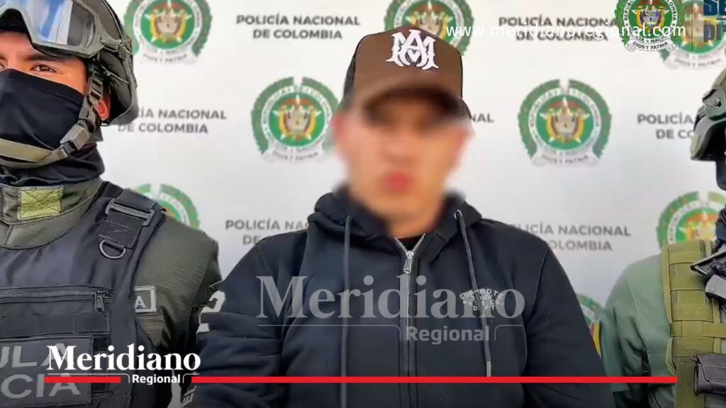 Momento del operativo en Popayán donde policías reducen a un sospechoso en el suelo, junto a un vehículo gris, en medio de la captura de presuntos sicarios.