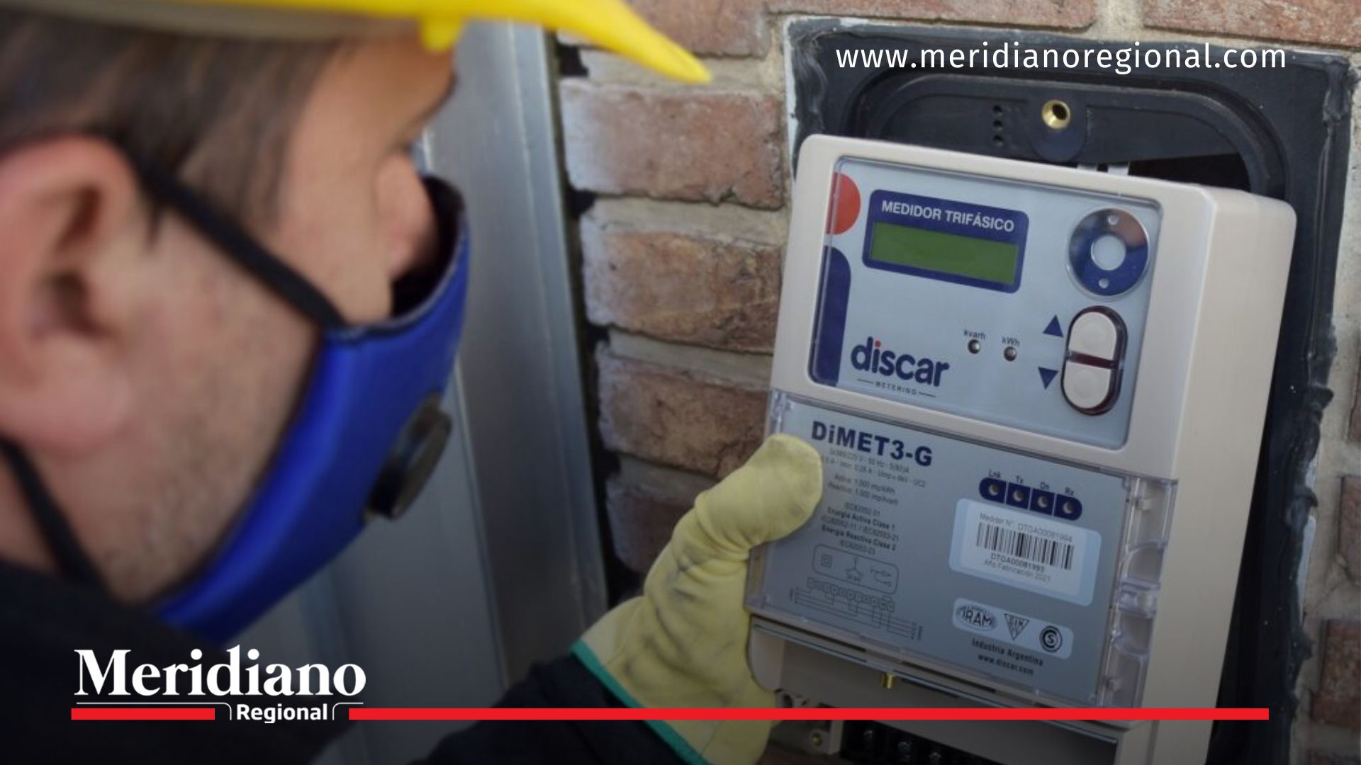 Técnico instala uno de los nuevos medidores eléctricos en Colombia, como parte de la actualización normativa que inicia en 2026.