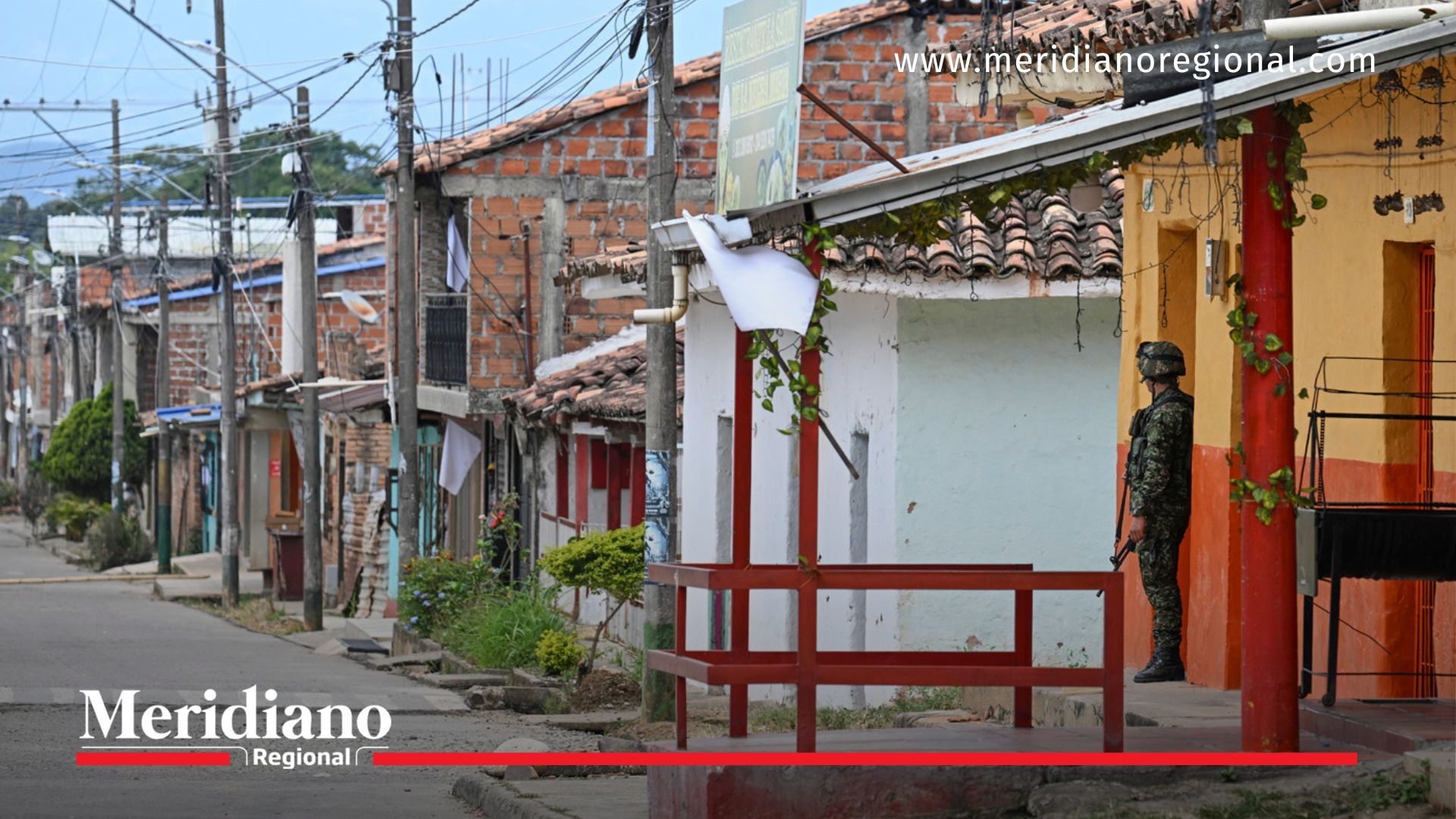 Un soldado custodia una calle en zona urbana de Jamundí, en medio de operativos contra la construcción de una ruta ilegal.
