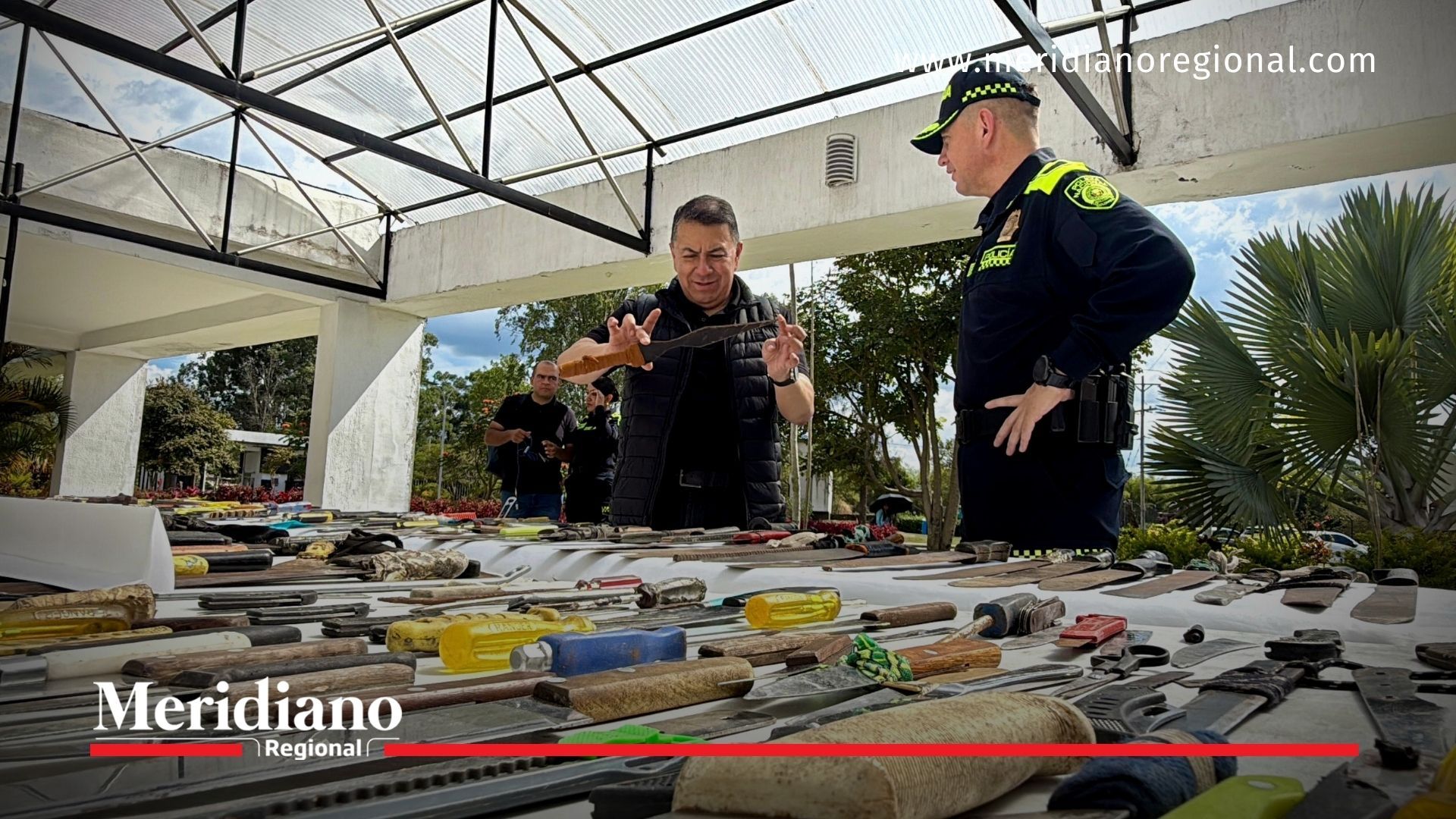 secretario de Gobierno y Policía revisando armas blancas incautadas en Popayán