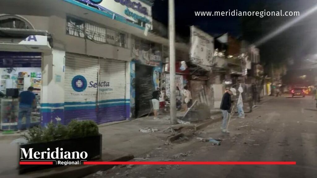 explosión en Florencia - daños en centro de Florencia - comerciantes limpian tras atentado