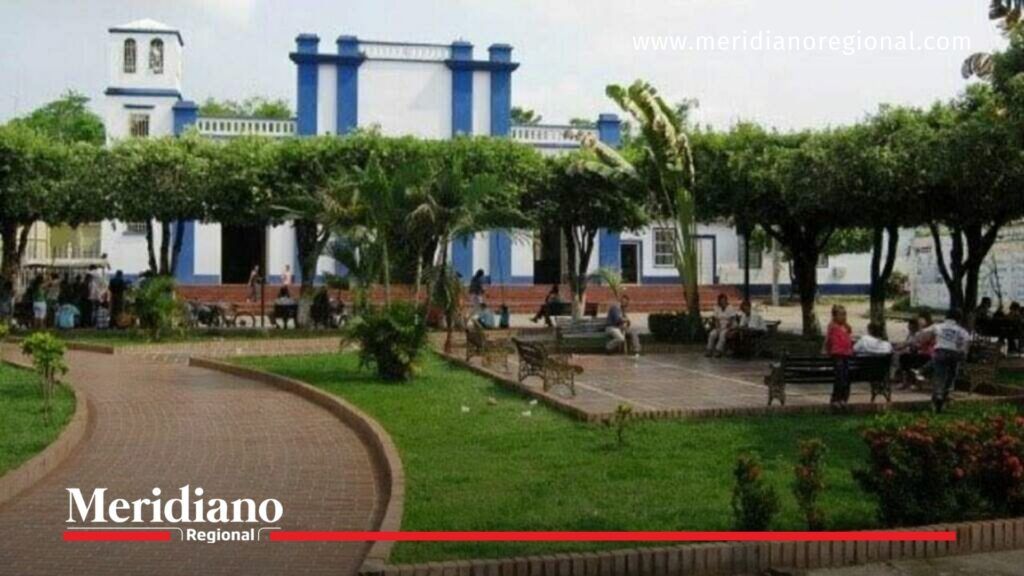 Parque principal de Tibú con familias desplazadas por enfrentamientos en el Catatumbo