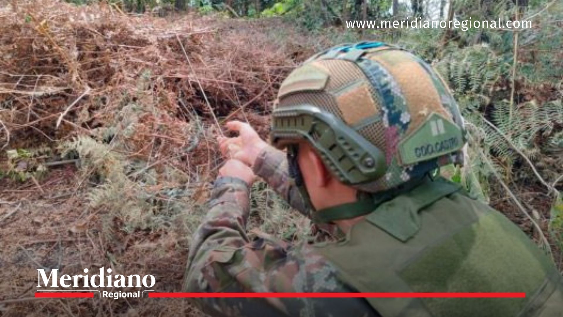 soldado detonando artefacto explosivo en el tambo