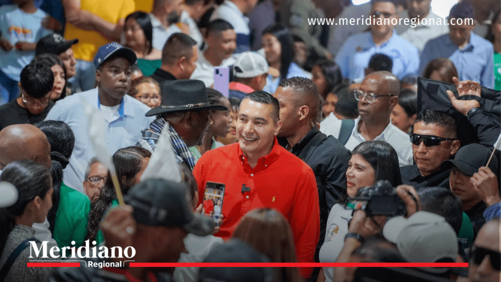 El gobernador del Cauca, Octavio Guzmán, sonríe junto a un habitante de El Tambo durante su visita al municipio, donde anunció obras viales, un polideportivo y un nuevo centro de salud.