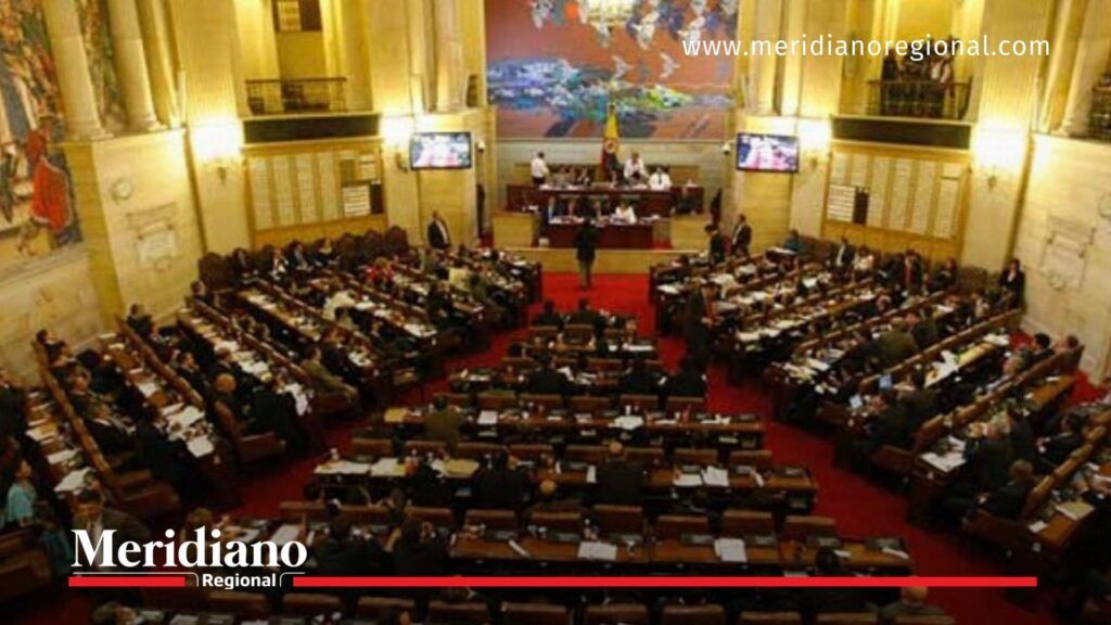 Senado de Colombia en sesión plenaria - Meridiano Regional Senado de Colombia en sesión plenaria donde se eligió a Carlos Camargo como magistrado de la Corte Constitucional, marcando un revés político para Gustavo Petro.